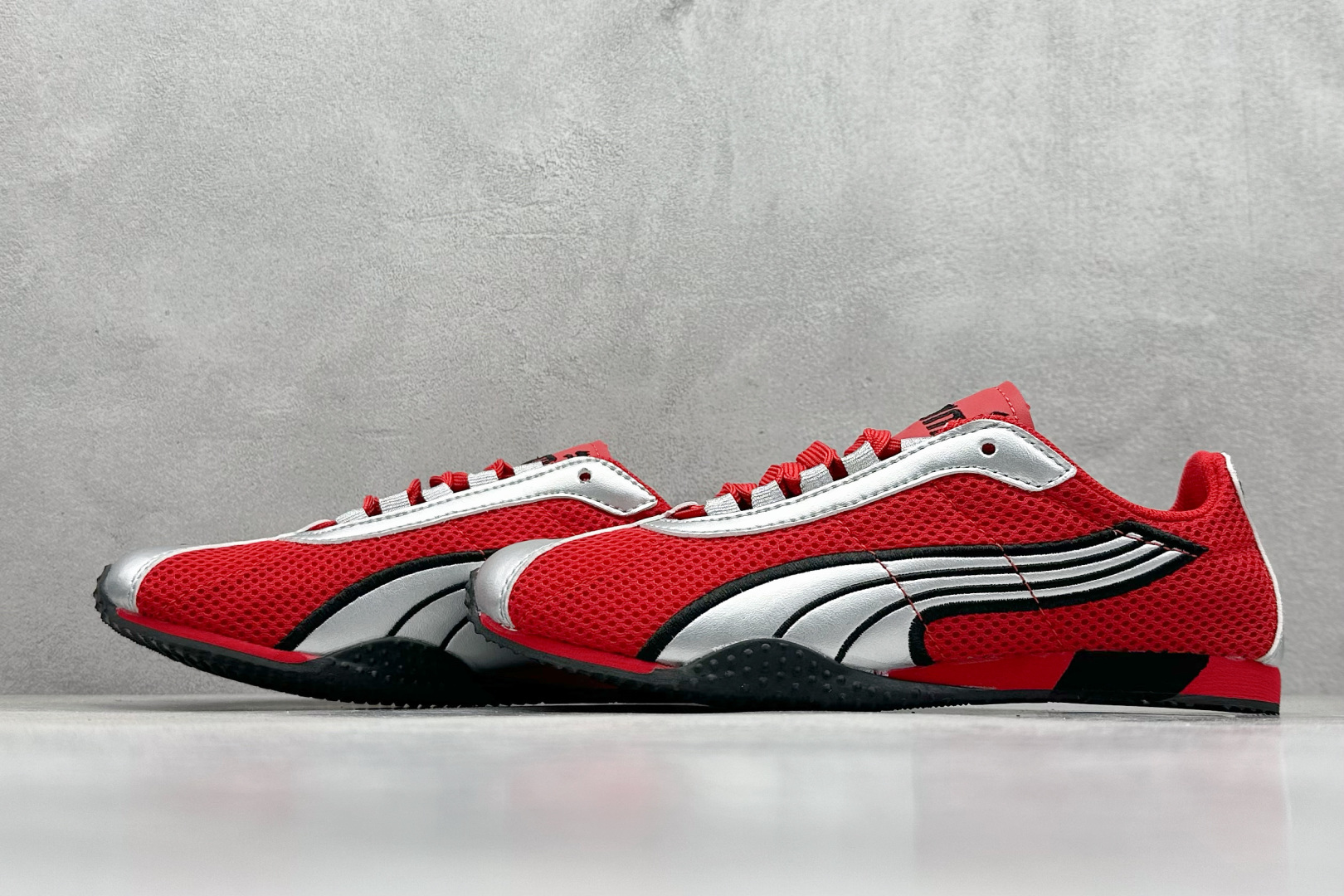 图片[5]-XS版彪马Puma H-Street 低帮专业越野德训鞋 PUMA H-STREET的设计巧妙融合了经典与创新 透气网面鞋身是对复古运动美学的致敬 它不仅延续了PUMA一贯的运动基因 更保证了穿着时的舒适度与透气性 让双脚在夏日也能自由“呼吸” 经典的鞋型设计 带着岁月沉淀的韵味 货号： 403692-03-选品中心