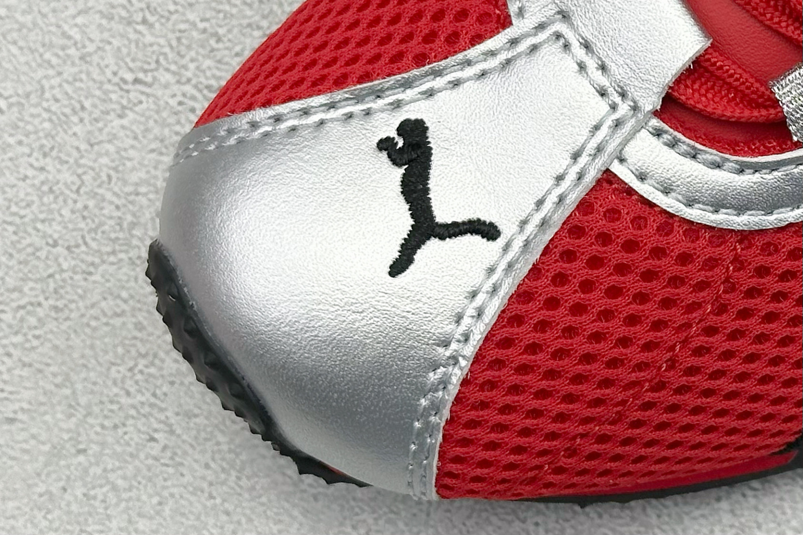 图片[7]-XS版彪马Puma H-Street 低帮专业越野德训鞋 PUMA H-STREET的设计巧妙融合了经典与创新 透气网面鞋身是对复古运动美学的致敬 它不仅延续了PUMA一贯的运动基因 更保证了穿着时的舒适度与透气性 让双脚在夏日也能自由“呼吸” 经典的鞋型设计 带着岁月沉淀的韵味 货号： 403692-03-选品中心