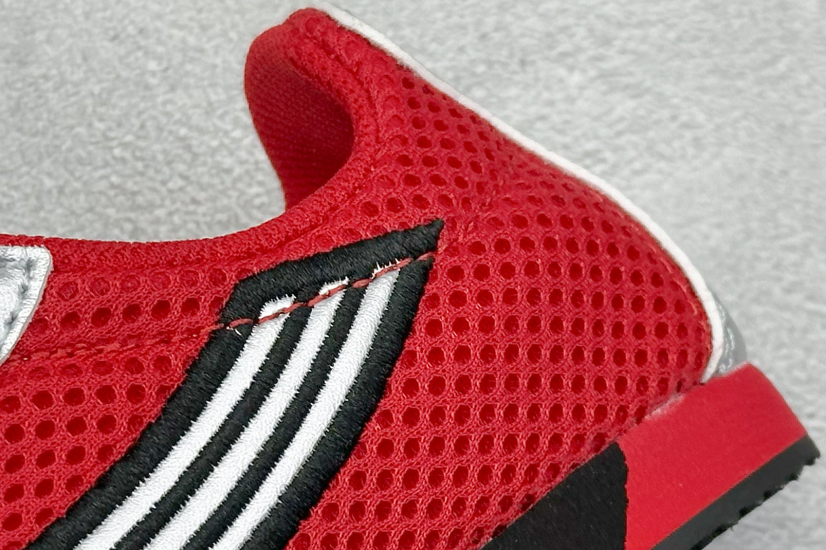 图片[9]-XS版彪马Puma H-Street 低帮专业越野德训鞋 PUMA H-STREET的设计巧妙融合了经典与创新 透气网面鞋身是对复古运动美学的致敬 它不仅延续了PUMA一贯的运动基因 更保证了穿着时的舒适度与透气性 让双脚在夏日也能自由“呼吸” 经典的鞋型设计 带着岁月沉淀的韵味 货号： 403692-03-选品中心