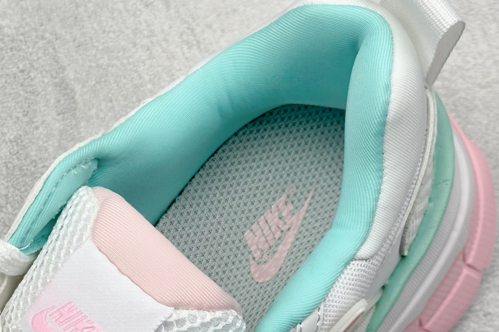 图片[8]-GS版 NK V2K Run 减震防滑复古低帮跑步鞋 材质上使用大面积网眼 皮革 TPU 组成 支撑和透气性肯定不错 中底处由 Cushlon 泡绵打造 保证在压马路时可以提供优秀脚感 并通过一手做旧氧化效果突出复古感 中底造型很容易让大家联想到巴黎世家3XL 增高效果同样不能忽视 货号：FD0736-002-选品中心