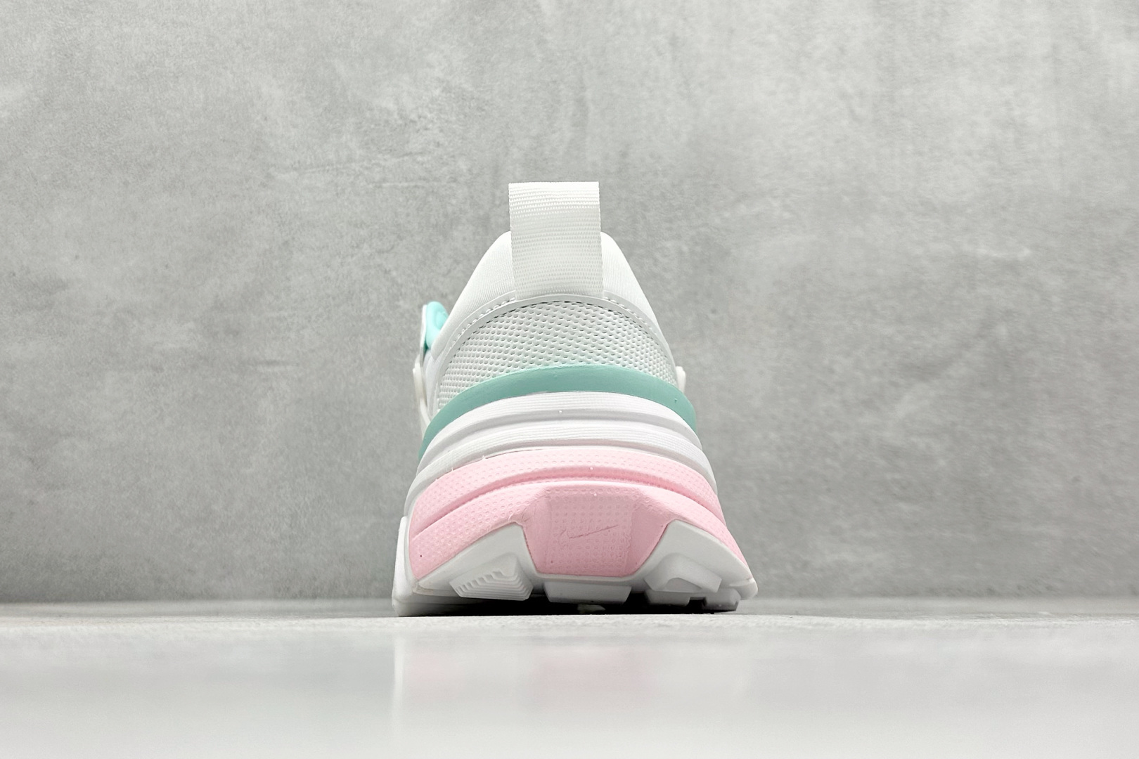 图片[6]-GS版 NK V2K Run 减震防滑复古低帮跑步鞋 材质上使用大面积网眼 皮革 TPU 组成 支撑和透气性肯定不错 中底处由 Cushlon 泡绵打造 保证在压马路时可以提供优秀脚感 并通过一手做旧氧化效果突出复古感 中底造型很容易让大家联想到巴黎世家3XL 增高效果同样不能忽视 货号：FD0736-002-选品中心