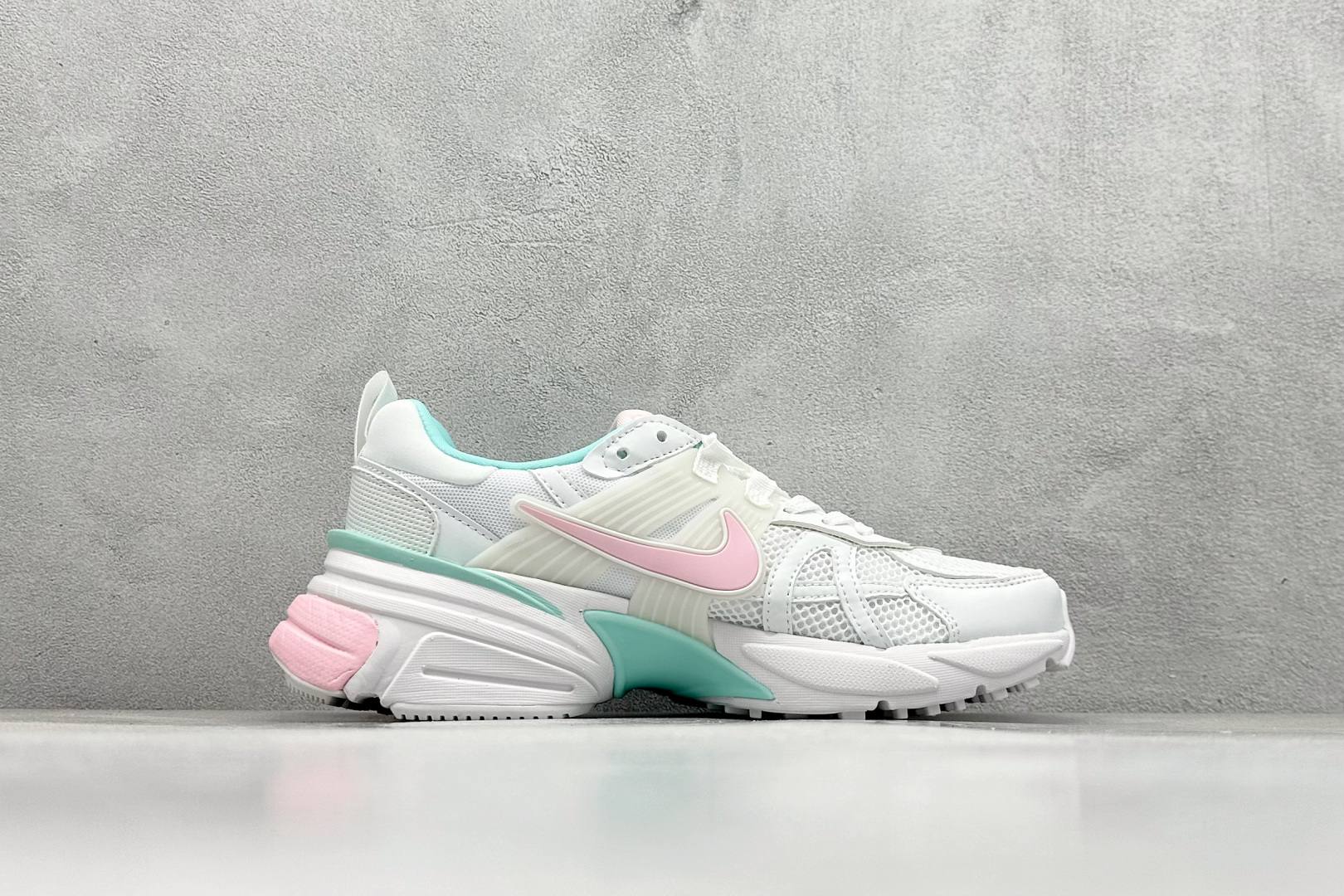 图片[2]-GS版 NK V2K Run 减震防滑复古低帮跑步鞋 材质上使用大面积网眼 皮革 TPU 组成 支撑和透气性肯定不错 中底处由 Cushlon 泡绵打造 保证在压马路时可以提供优秀脚感 并通过一手做旧氧化效果突出复古感 中底造型很容易让大家联想到巴黎世家3XL 增高效果同样不能忽视 货号：FD0736-002-选品中心