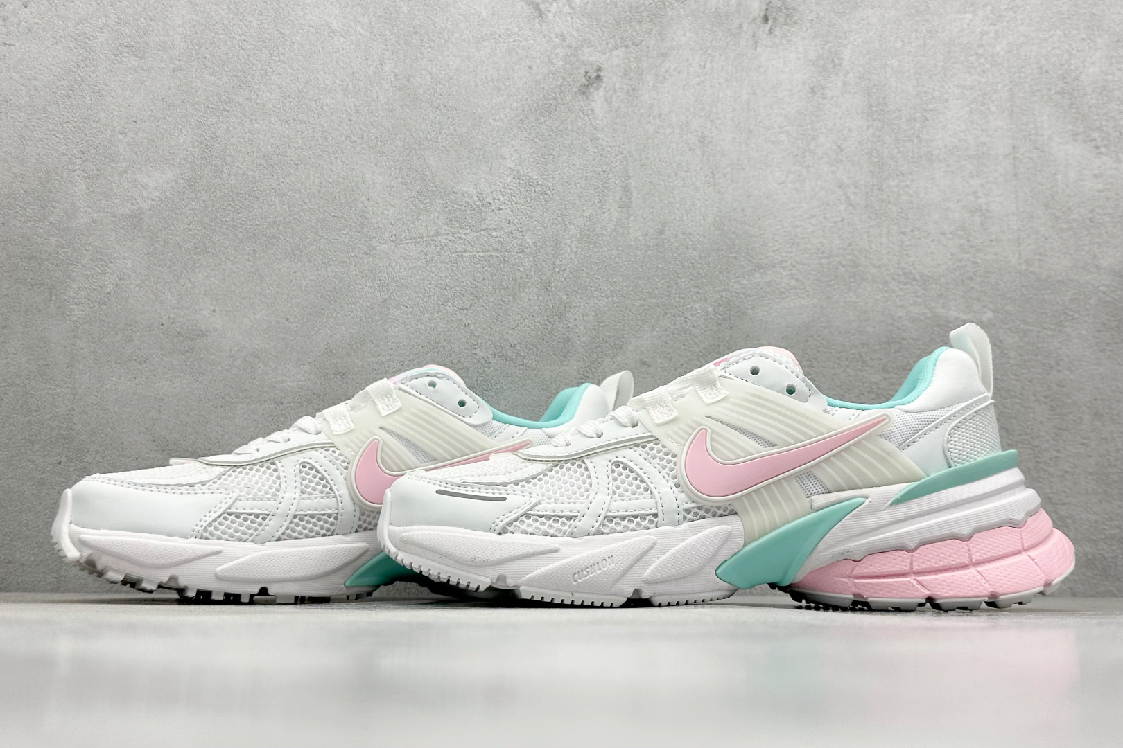 图片[5]-GS版 NK V2K Run 减震防滑复古低帮跑步鞋 材质上使用大面积网眼 皮革 TPU 组成 支撑和透气性肯定不错 中底处由 Cushlon 泡绵打造 保证在压马路时可以提供优秀脚感 并通过一手做旧氧化效果突出复古感 中底造型很容易让大家联想到巴黎世家3XL 增高效果同样不能忽视 货号：FD0736-002-选品中心