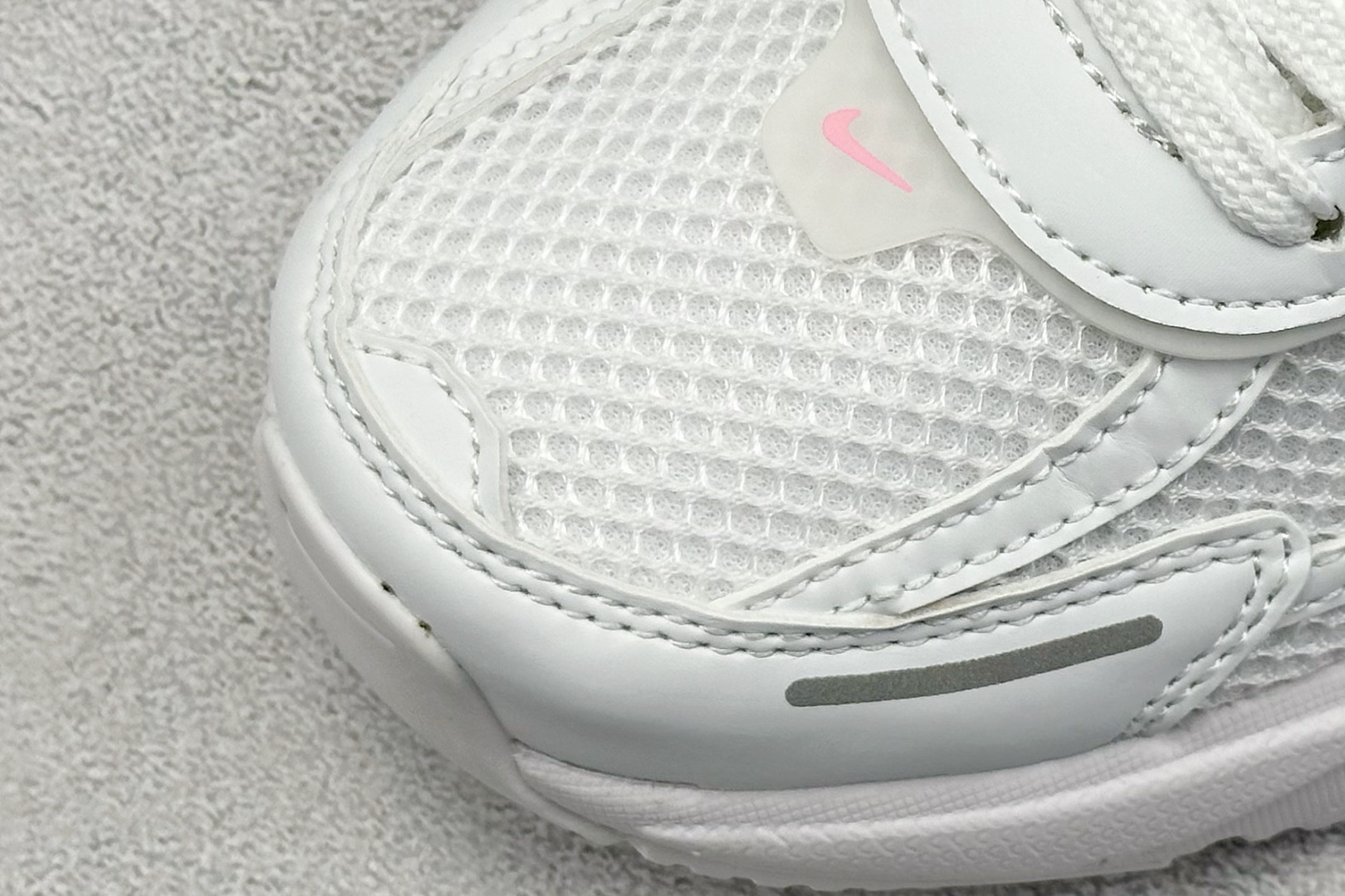 图片[7]-GS版 NK V2K Run 减震防滑复古低帮跑步鞋 材质上使用大面积网眼 皮革 TPU 组成 支撑和透气性肯定不错 中底处由 Cushlon 泡绵打造 保证在压马路时可以提供优秀脚感 并通过一手做旧氧化效果突出复古感 中底造型很容易让大家联想到巴黎世家3XL 增高效果同样不能忽视 货号：FD0736-002-选品中心