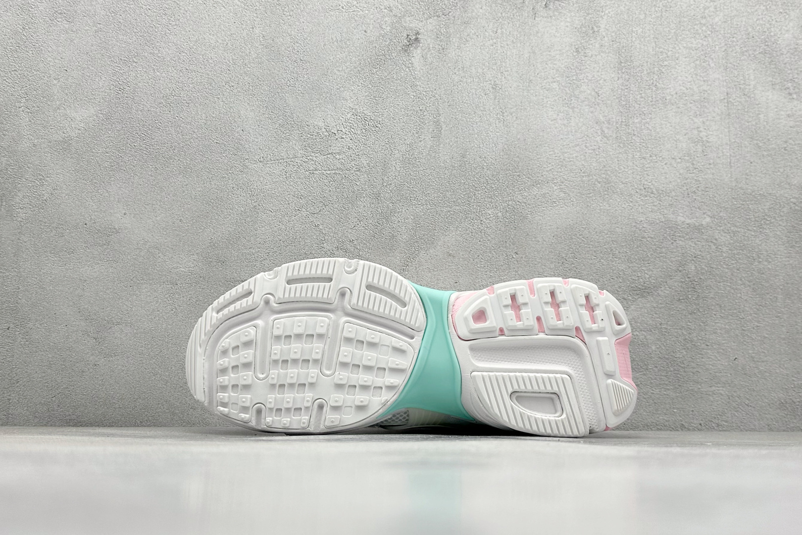 图片[4]-GS版 NK V2K Run 减震防滑复古低帮跑步鞋 材质上使用大面积网眼 皮革 TPU 组成 支撑和透气性肯定不错 中底处由 Cushlon 泡绵打造 保证在压马路时可以提供优秀脚感 并通过一手做旧氧化效果突出复古感 中底造型很容易让大家联想到巴黎世家3XL 增高效果同样不能忽视 货号：FD0736-002-选品中心