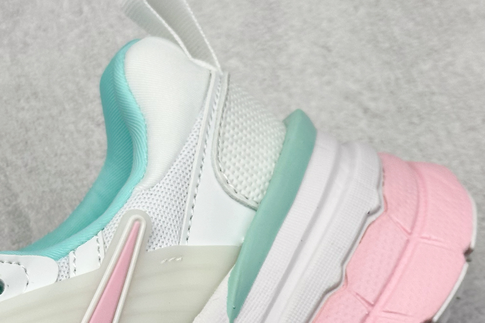 图片[9]-GS版 NK V2K Run 减震防滑复古低帮跑步鞋 材质上使用大面积网眼 皮革 TPU 组成 支撑和透气性肯定不错 中底处由 Cushlon 泡绵打造 保证在压马路时可以提供优秀脚感 并通过一手做旧氧化效果突出复古感 中底造型很容易让大家联想到巴黎世家3XL 增高效果同样不能忽视 货号：FD0736-002-选品中心