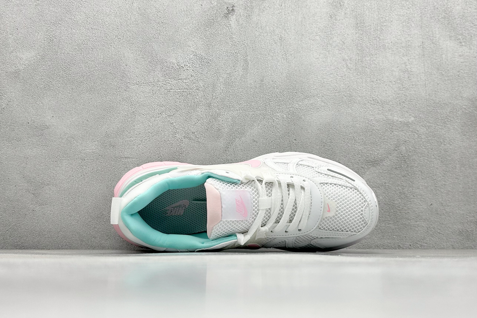 图片[3]-GS版 NK V2K Run 减震防滑复古低帮跑步鞋 材质上使用大面积网眼 皮革 TPU 组成 支撑和透气性肯定不错 中底处由 Cushlon 泡绵打造 保证在压马路时可以提供优秀脚感 并通过一手做旧氧化效果突出复古感 中底造型很容易让大家联想到巴黎世家3XL 增高效果同样不能忽视 货号：FD0736-002-选品中心