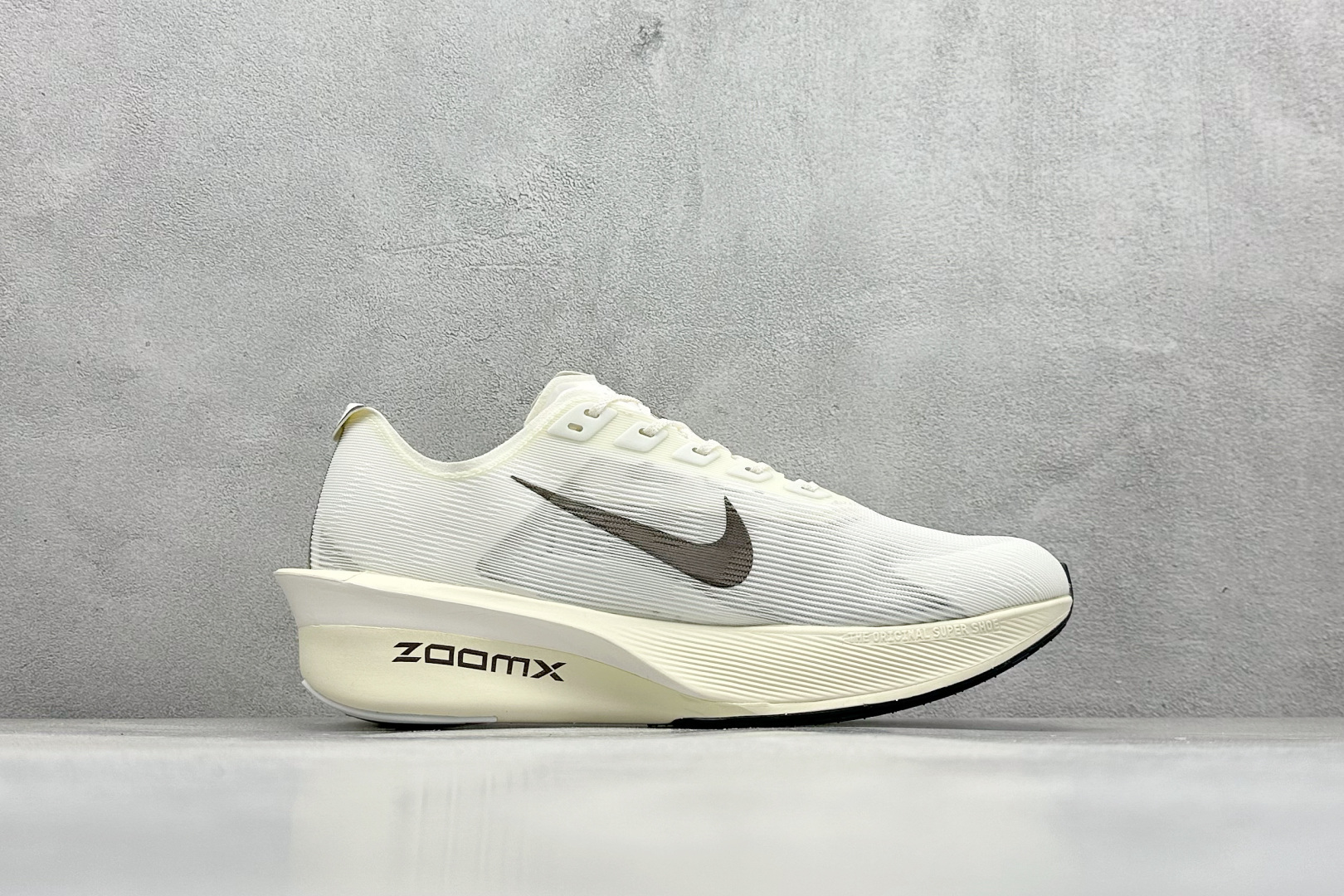 图片[2]-F版Nike ZoomX Vaporfly NEXT% 4 马拉松系列公路竞速超轻缓震跑步鞋 鞋款轻盈，同时保持出色性能表现。此鞋款质感轻盈，无论是日常畅跑还是马拉松，皆可轻松驾驭。 货号：HV6107-100 尺码：36 36.5 37.5 38 38.5 39 40 40.5 41 42 42.5 43 44 44.5 45-选品中心