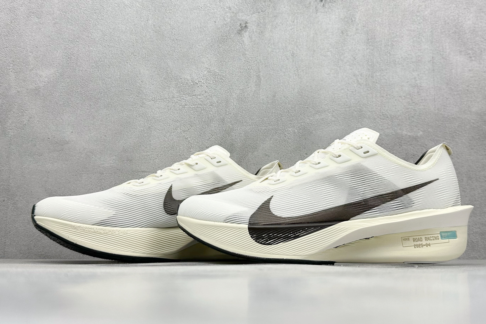 图片[5]-F版Nike ZoomX Vaporfly NEXT% 4 马拉松系列公路竞速超轻缓震跑步鞋 鞋款轻盈，同时保持出色性能表现。此鞋款质感轻盈，无论是日常畅跑还是马拉松，皆可轻松驾驭。 货号：HV6107-100 尺码：36 36.5 37.5 38 38.5 39 40 40.5 41 42 42.5 43 44 44.5 45-选品中心