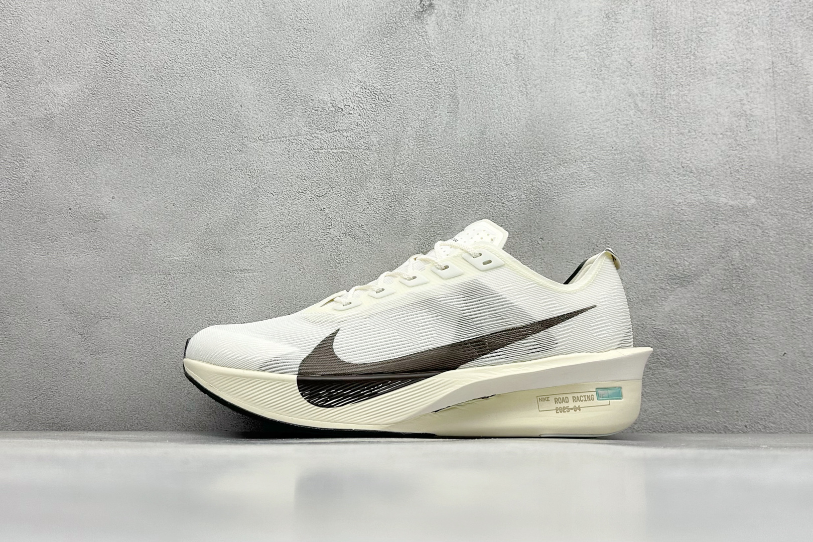 F版Nike ZoomX Vaporfly NEXT% 4 马拉松系列公路竞速超轻缓震跑步鞋 鞋款轻盈，同时保持出色性能表现。此鞋款质感轻盈，无论是日常畅跑还是马拉松，皆可轻松驾驭。 货号：HV6107-100 尺码：36 36.5 37.5 38 38.5 39 40 40.5 41 42 42.5 43 44 44.5 45-选品中心