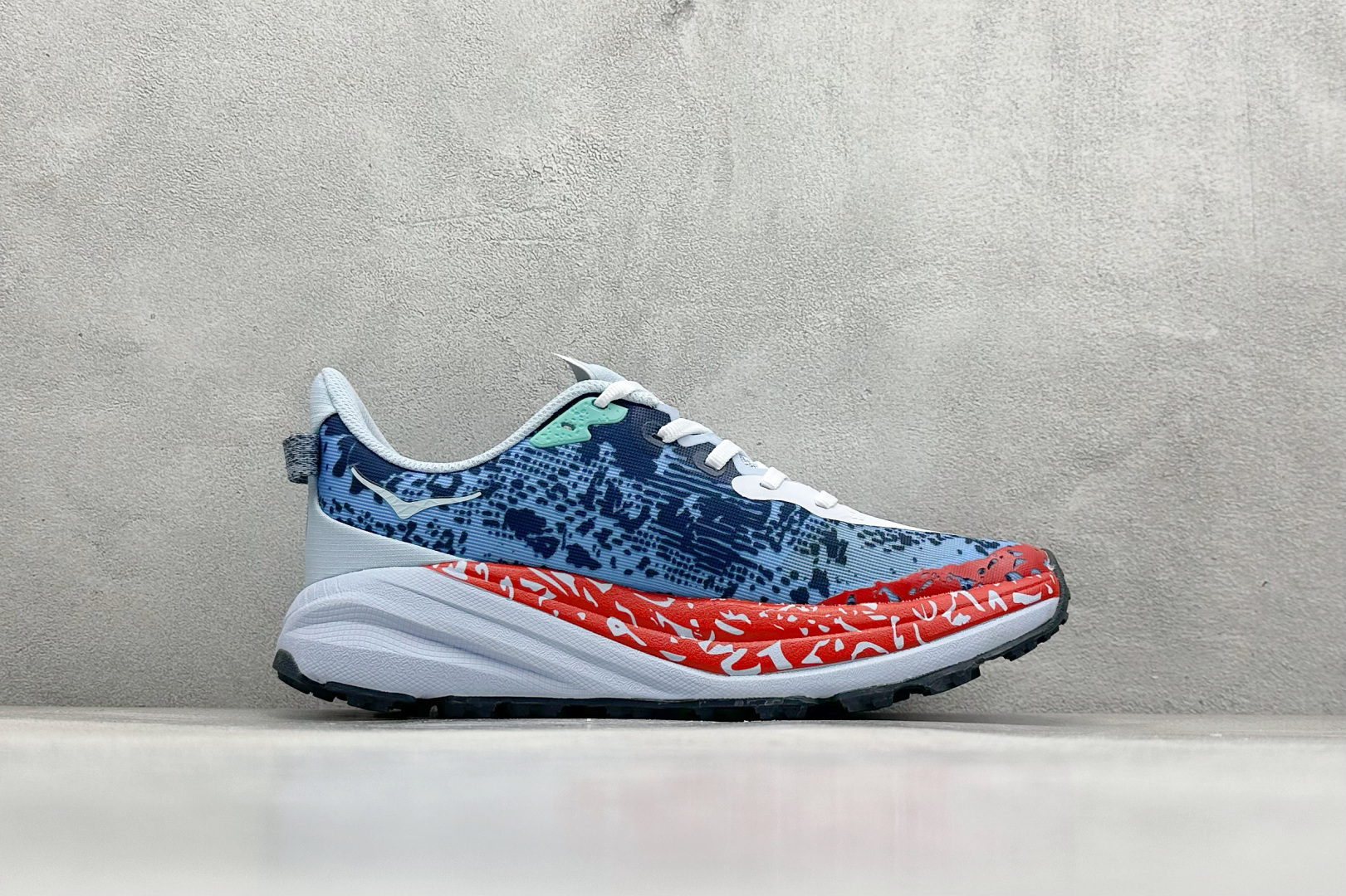 图片[2]-FS版HOKA ONE ONE M Speedgoat 6 低帮专业越野跑步鞋 相较于前几代Mafate包裹感更好跟Speedgoat(快速羚羊)系列比起来更加舒适鞋底防滑性能在下坡的石板台阶和原始路面都有很好的表现 HOKA血统属性厚底设计 在快速下坡时起到缓震保护作用减少重力给予脚踝、膝部、髋关节等处带来的冲击力 货号： 1147811/GKS-选品中心