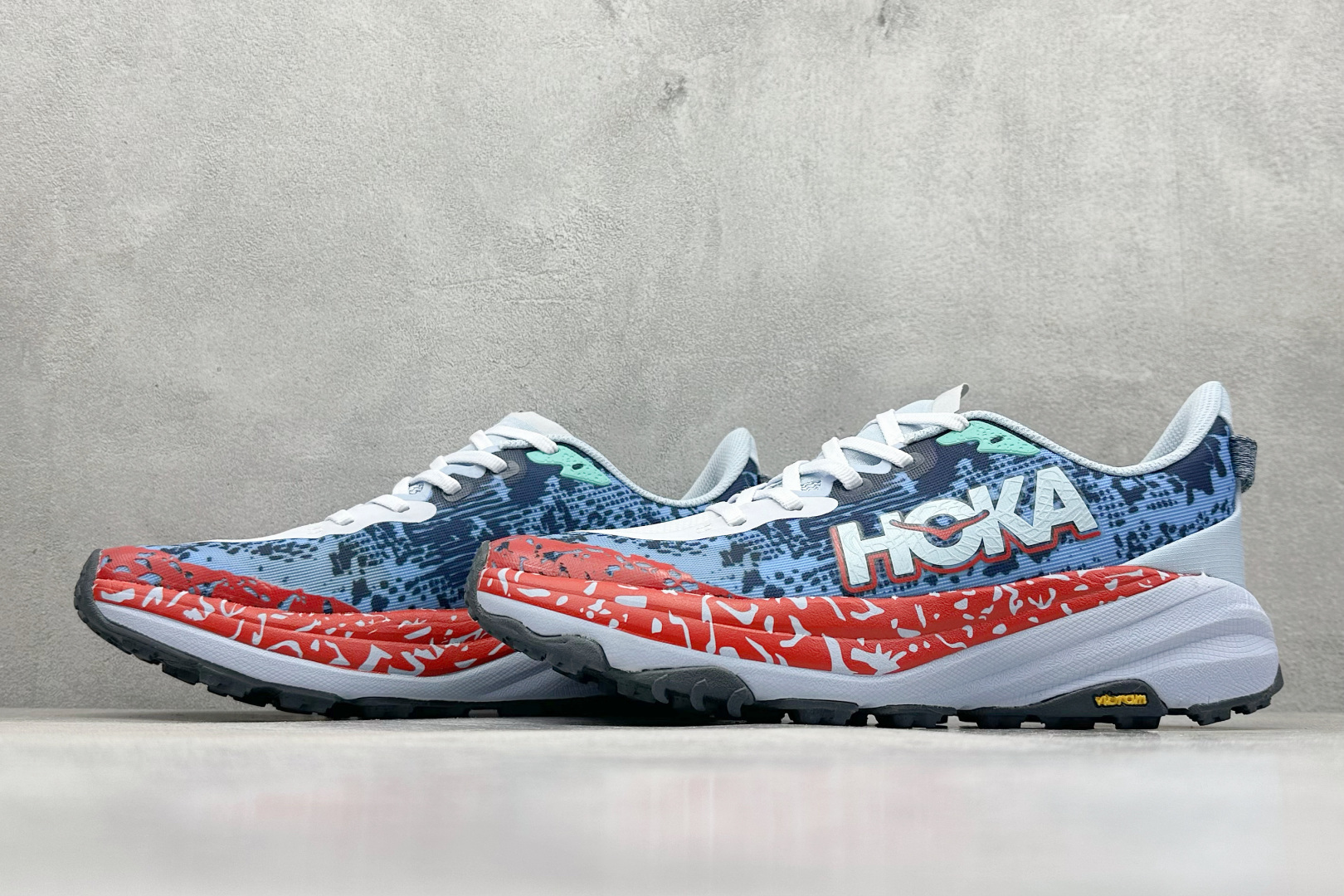 图片[5]-FS版HOKA ONE ONE M Speedgoat 6 低帮专业越野跑步鞋 相较于前几代Mafate包裹感更好跟Speedgoat(快速羚羊)系列比起来更加舒适鞋底防滑性能在下坡的石板台阶和原始路面都有很好的表现 HOKA血统属性厚底设计 在快速下坡时起到缓震保护作用减少重力给予脚踝、膝部、髋关节等处带来的冲击力 货号： 1147811/GKS-选品中心