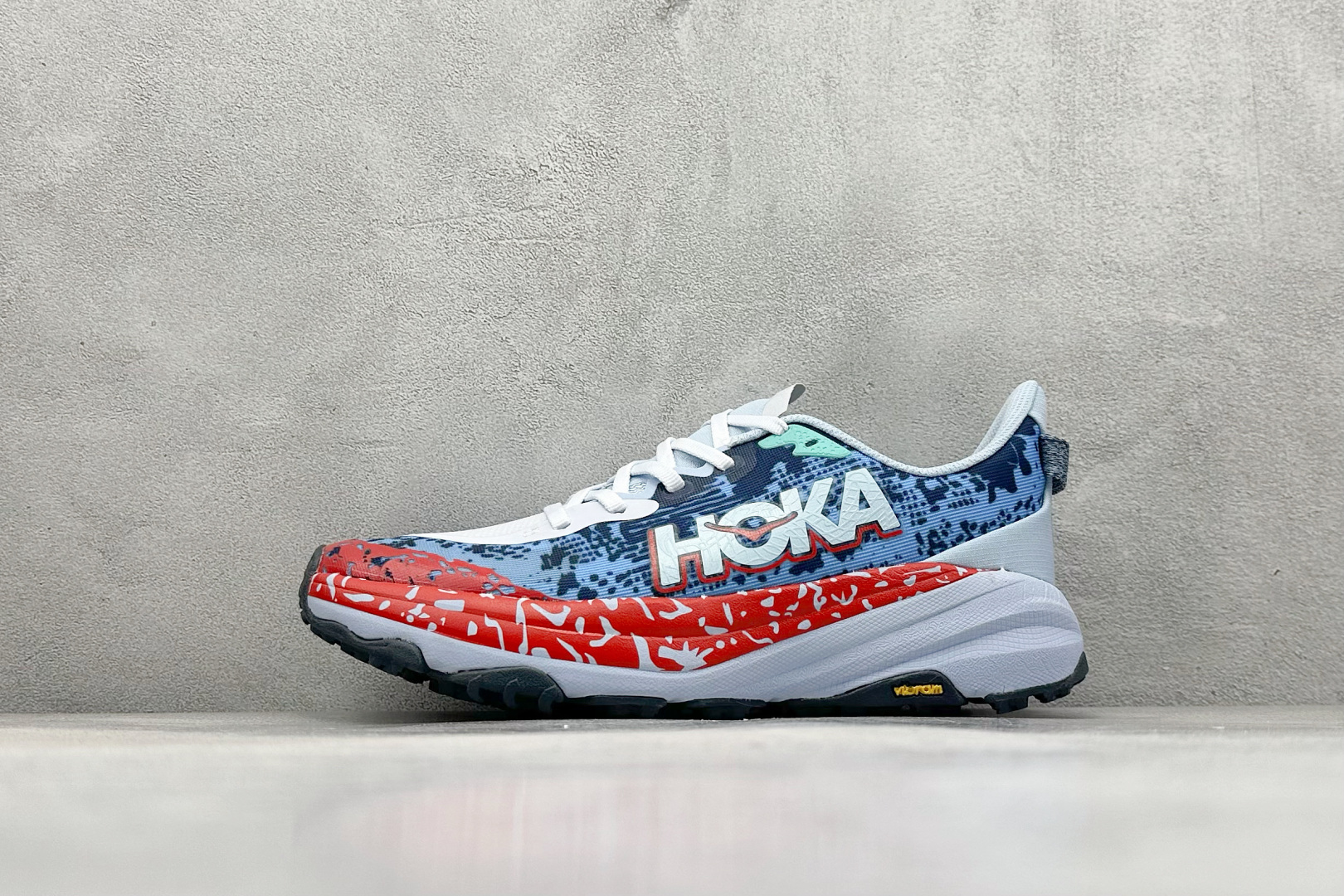 FS版HOKA ONE ONE M Speedgoat 6 低帮专业越野跑步鞋 相较于前几代Mafate包裹感更好跟Speedgoat(快速羚羊)系列比起来更加舒适鞋底防滑性能在下坡的石板台阶和原始路面都有很好的表现 HOKA血统属性厚底设计 在快速下坡时起到缓震保护作用减少重力给予脚踝、膝部、髋关节等处带来的冲击力 货号： 1147811/GKS-选品中心