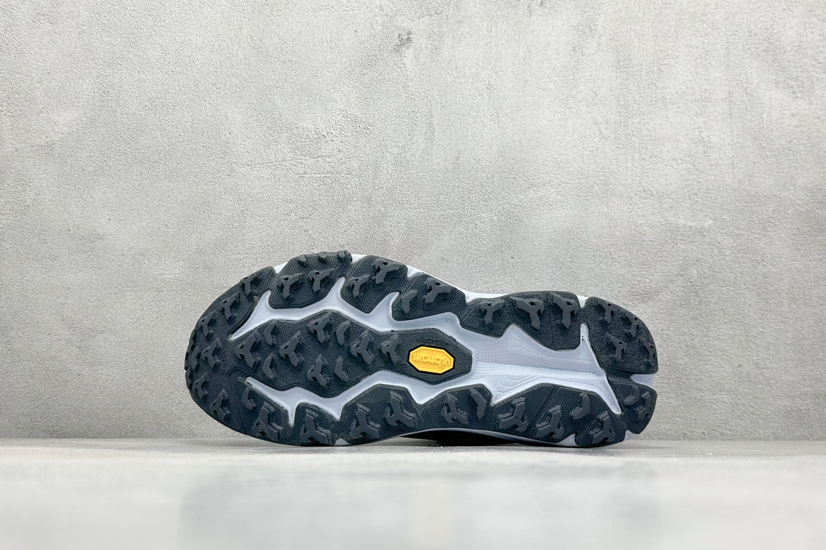 图片[4]-FS版HOKA ONE ONE M Speedgoat 6 低帮专业越野跑步鞋 相较于前几代Mafate包裹感更好跟Speedgoat(快速羚羊)系列比起来更加舒适鞋底防滑性能在下坡的石板台阶和原始路面都有很好的表现 HOKA血统属性厚底设计 在快速下坡时起到缓震保护作用减少重力给予脚踝、膝部、髋关节等处带来的冲击力 货号： 1147811/GKS-选品中心