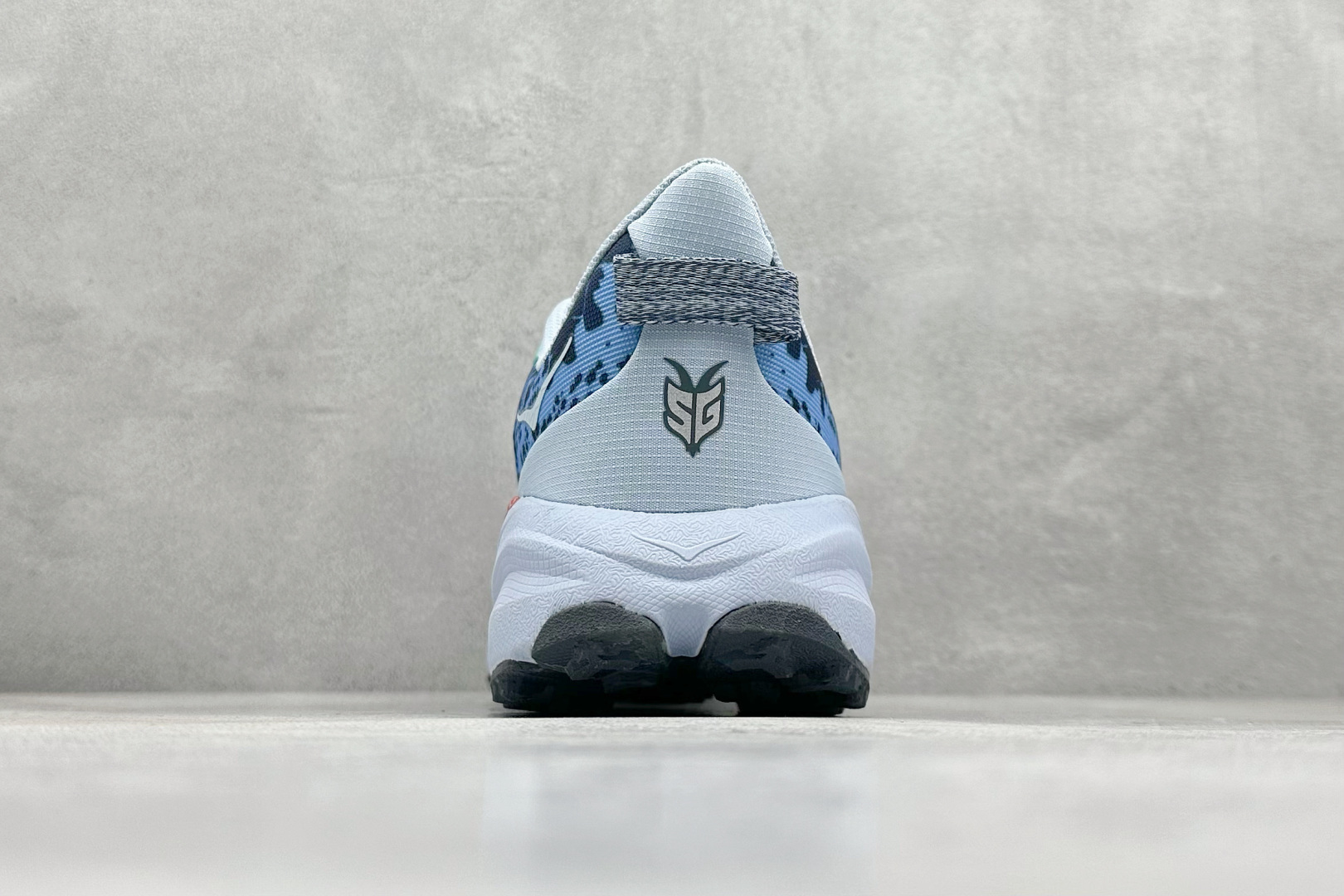 图片[6]-FS版HOKA ONE ONE M Speedgoat 6 低帮专业越野跑步鞋 相较于前几代Mafate包裹感更好跟Speedgoat(快速羚羊)系列比起来更加舒适鞋底防滑性能在下坡的石板台阶和原始路面都有很好的表现 HOKA血统属性厚底设计 在快速下坡时起到缓震保护作用减少重力给予脚踝、膝部、髋关节等处带来的冲击力 货号： 1147811/GKS-选品中心