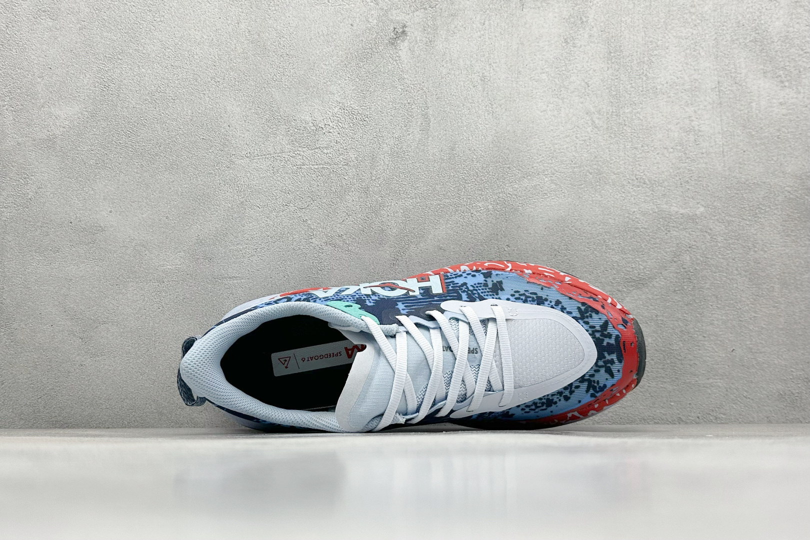 图片[3]-FS版HOKA ONE ONE M Speedgoat 6 低帮专业越野跑步鞋 相较于前几代Mafate包裹感更好跟Speedgoat(快速羚羊)系列比起来更加舒适鞋底防滑性能在下坡的石板台阶和原始路面都有很好的表现 HOKA血统属性厚底设计 在快速下坡时起到缓震保护作用减少重力给予脚踝、膝部、髋关节等处带来的冲击力 货号： 1147811/GKS-选品中心