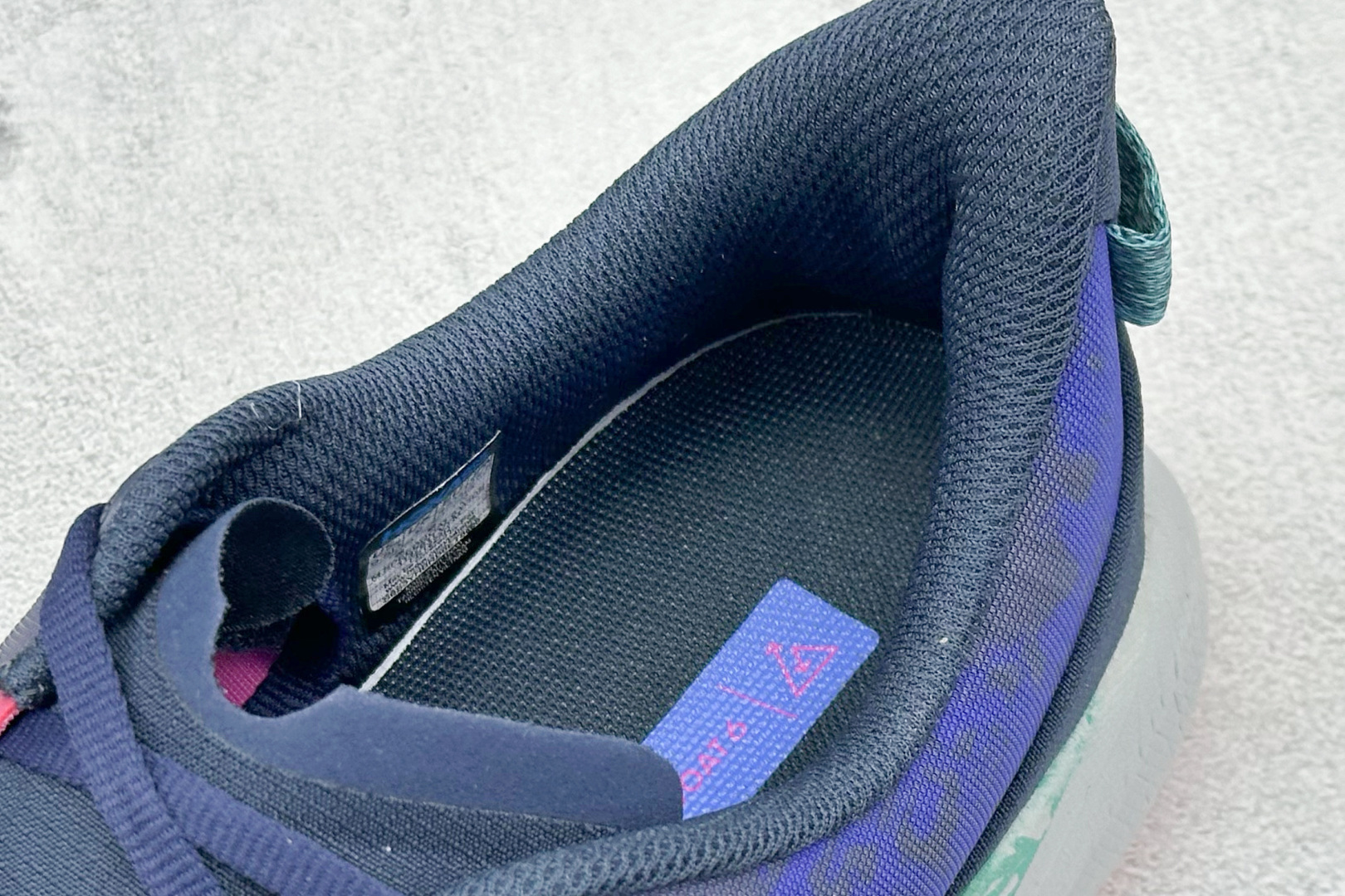 图片[8]-FS版HOKA ONE ONE M Speedgoat 6 低帮专业越野跑步鞋 相较于前几代Mafate包裹感更好跟Speedgoat(快速羚羊)系列比起来更加舒适鞋底防滑性能在下坡的石板台阶和原始路面都有很好的表现 HOKA血统属性厚底设计 在快速下坡时起到缓震保护作用减少重力给予脚踝、膝部、髋关节等处带来的冲击力 货号： 1147811/VYM-选品中心