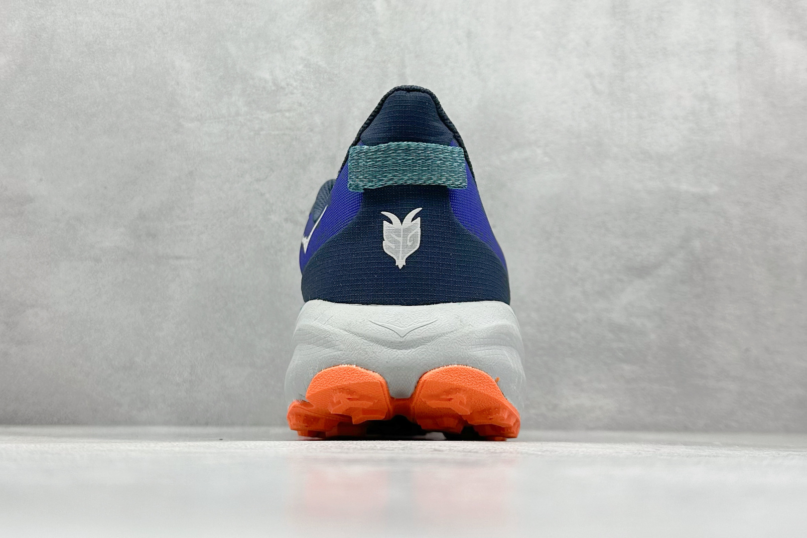 图片[6]-FS版HOKA ONE ONE M Speedgoat 6 低帮专业越野跑步鞋 相较于前几代Mafate包裹感更好跟Speedgoat(快速羚羊)系列比起来更加舒适鞋底防滑性能在下坡的石板台阶和原始路面都有很好的表现 HOKA血统属性厚底设计 在快速下坡时起到缓震保护作用减少重力给予脚踝、膝部、髋关节等处带来的冲击力 货号： 1147811/VYM-选品中心