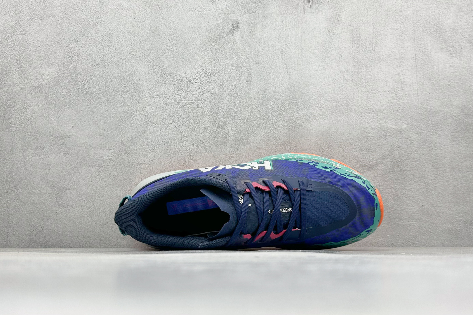 图片[3]-FS版HOKA ONE ONE M Speedgoat 6 低帮专业越野跑步鞋 相较于前几代Mafate包裹感更好跟Speedgoat(快速羚羊)系列比起来更加舒适鞋底防滑性能在下坡的石板台阶和原始路面都有很好的表现 HOKA血统属性厚底设计 在快速下坡时起到缓震保护作用减少重力给予脚踝、膝部、髋关节等处带来的冲击力 货号： 1147811/VYM-选品中心