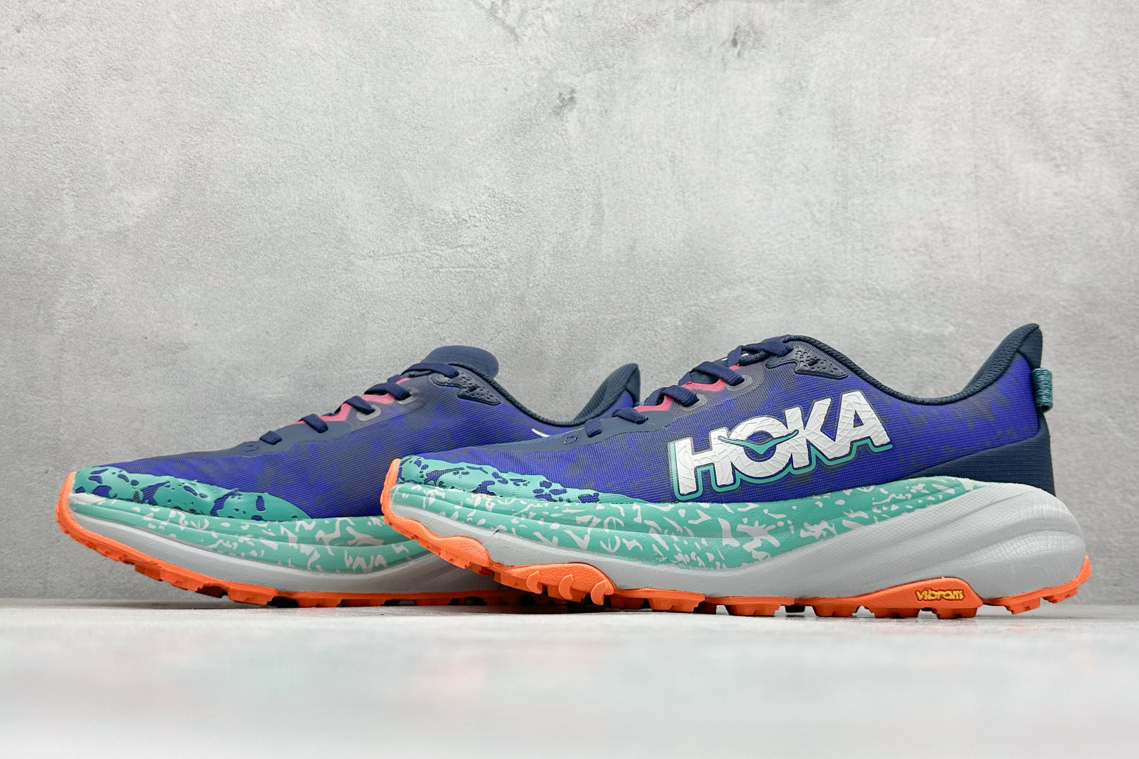 图片[5]-FS版HOKA ONE ONE M Speedgoat 6 低帮专业越野跑步鞋 相较于前几代Mafate包裹感更好跟Speedgoat(快速羚羊)系列比起来更加舒适鞋底防滑性能在下坡的石板台阶和原始路面都有很好的表现 HOKA血统属性厚底设计 在快速下坡时起到缓震保护作用减少重力给予脚踝、膝部、髋关节等处带来的冲击力 货号： 1147811/VYM-选品中心