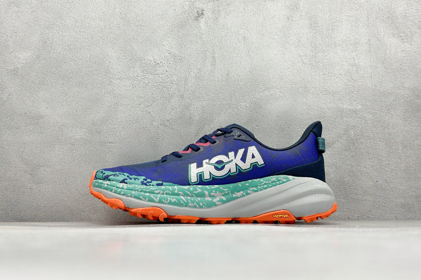 FS版HOKA ONE ONE M Speedgoat 6 低帮专业越野跑步鞋 相较于前几代Mafate包裹感更好跟Speedgoat(快速羚羊)系列比起来更加舒适鞋底防滑性能在下坡的石板台阶和原始路面都有很好的表现 HOKA血统属性厚底设计 在快速下坡时起到缓震保护作用减少重力给予脚踝、膝部、髋关节等处带来的冲击力 货号： 1147811/VYM-选品中心