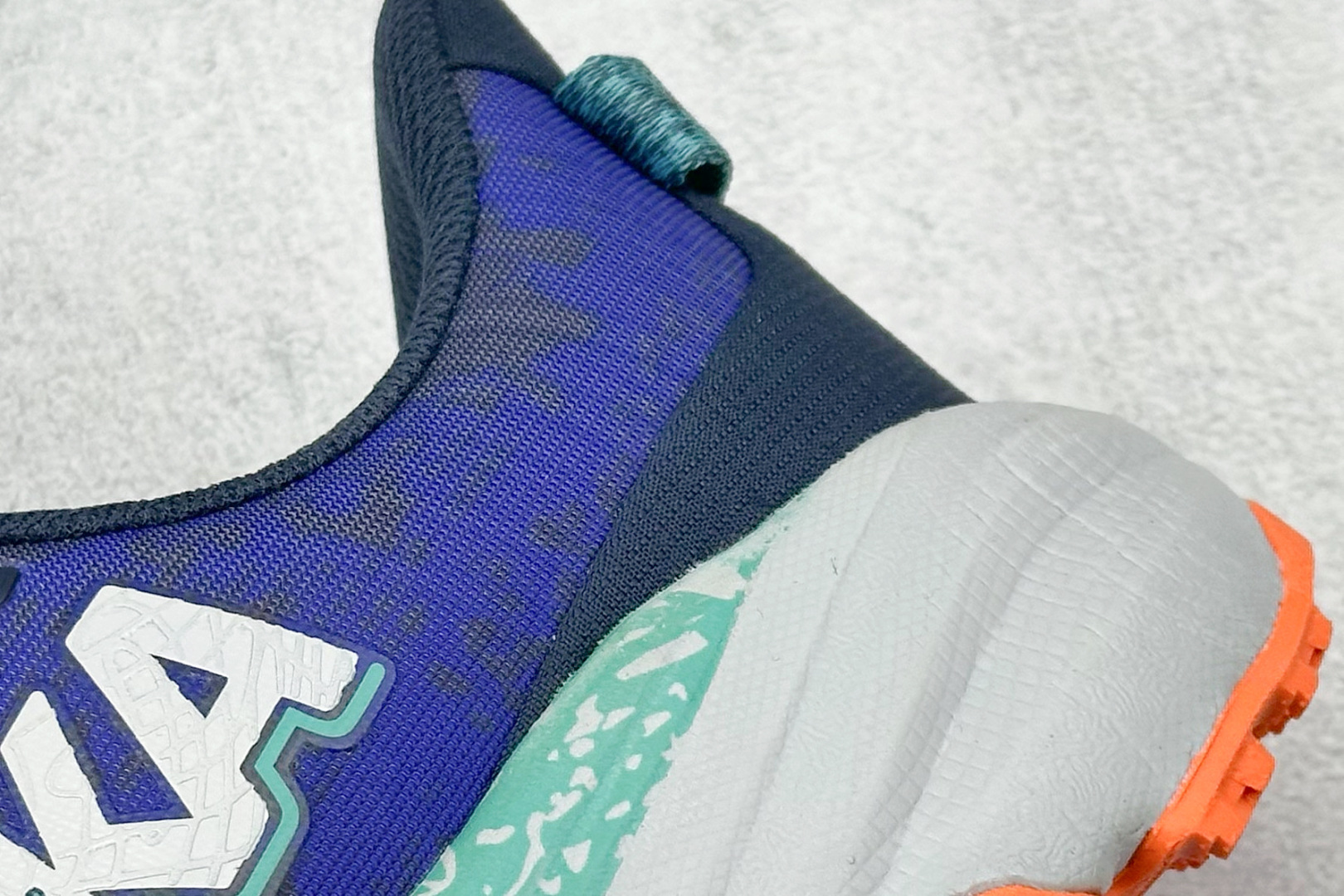 图片[9]-FS版HOKA ONE ONE M Speedgoat 6 低帮专业越野跑步鞋 相较于前几代Mafate包裹感更好跟Speedgoat(快速羚羊)系列比起来更加舒适鞋底防滑性能在下坡的石板台阶和原始路面都有很好的表现 HOKA血统属性厚底设计 在快速下坡时起到缓震保护作用减少重力给予脚踝、膝部、髋关节等处带来的冲击力 货号： 1147811/VYM-选品中心