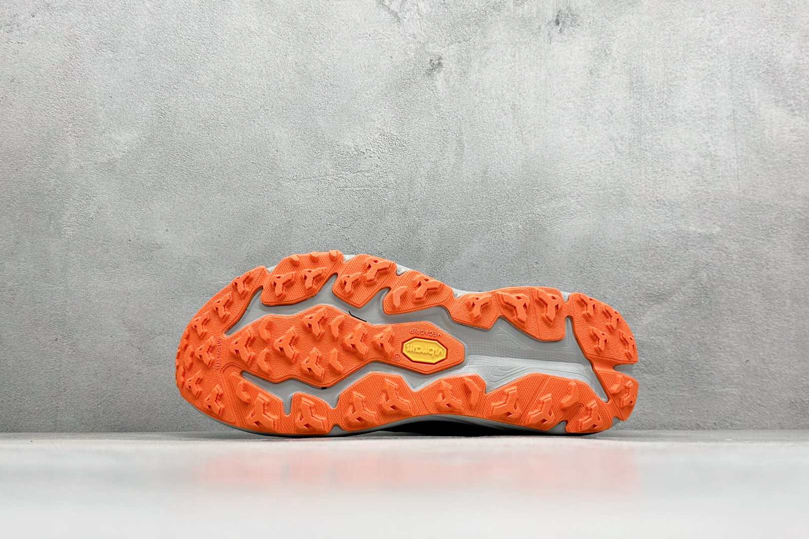 图片[4]-FS版HOKA ONE ONE M Speedgoat 6 低帮专业越野跑步鞋 相较于前几代Mafate包裹感更好跟Speedgoat(快速羚羊)系列比起来更加舒适鞋底防滑性能在下坡的石板台阶和原始路面都有很好的表现 HOKA血统属性厚底设计 在快速下坡时起到缓震保护作用减少重力给予脚踝、膝部、髋关节等处带来的冲击力 货号： 1147811/VYM-选品中心