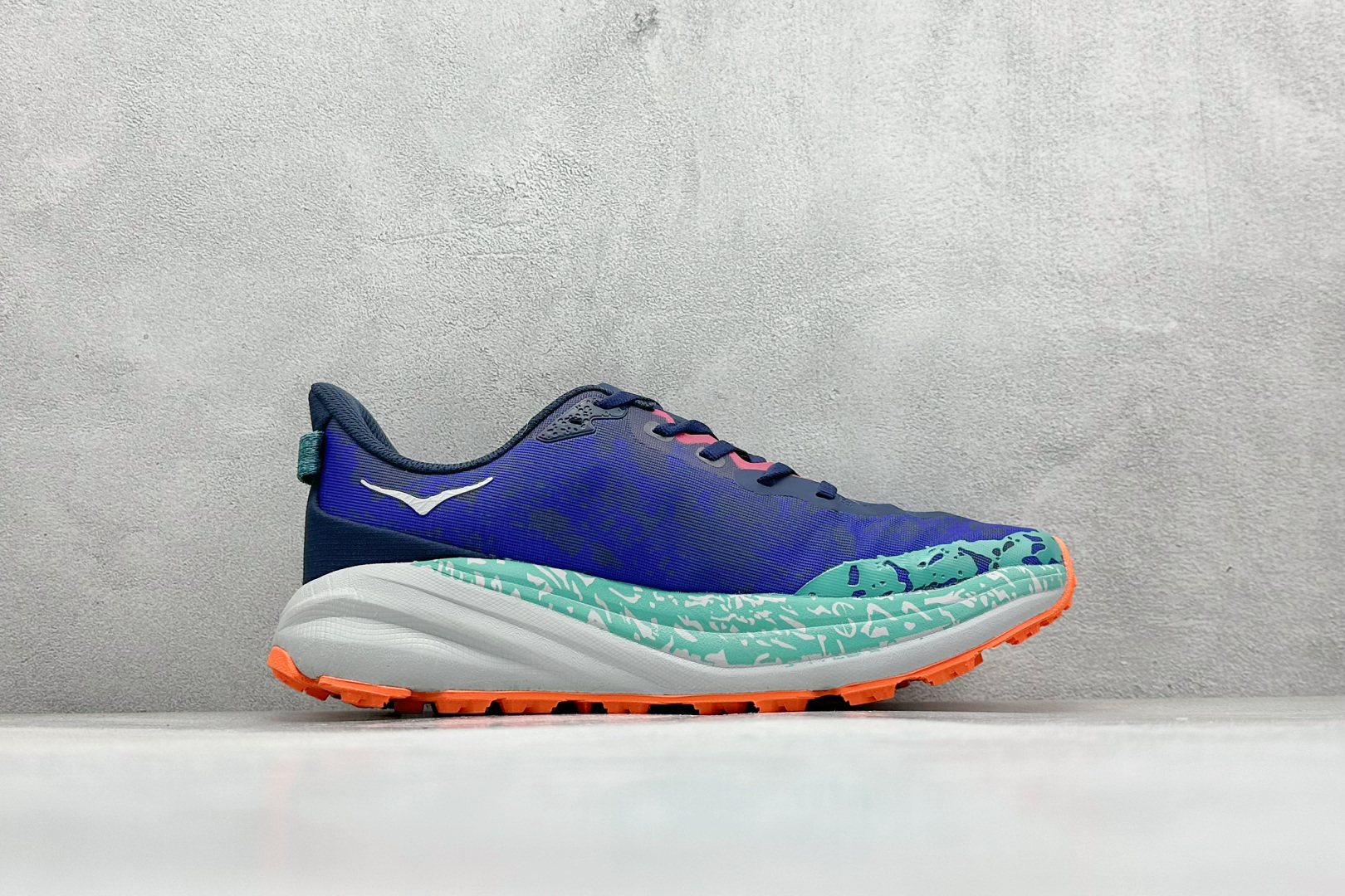 图片[2]-FS版HOKA ONE ONE M Speedgoat 6 低帮专业越野跑步鞋 相较于前几代Mafate包裹感更好跟Speedgoat(快速羚羊)系列比起来更加舒适鞋底防滑性能在下坡的石板台阶和原始路面都有很好的表现 HOKA血统属性厚底设计 在快速下坡时起到缓震保护作用减少重力给予脚踝、膝部、髋关节等处带来的冲击力 货号： 1147811/VYM-选品中心