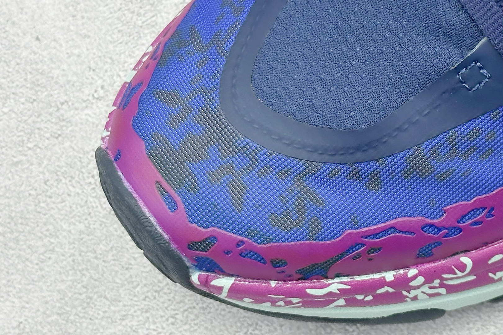 图片[7]-FS版HOKA ONE ONE M Speedgoat 6 低帮专业越野跑步鞋 相较于前几代Mafate包裹感更好跟Speedgoat(快速羚羊)系列比起来更加舒适鞋底防滑性能在下坡的石板台阶和原始路面都有很好的表现 HOKA血统属性厚底设计 在快速下坡时起到缓震保护作用减少重力给予脚踝、膝部、髋关节等处带来的冲击力 货号： 1147830/SMY-选品中心