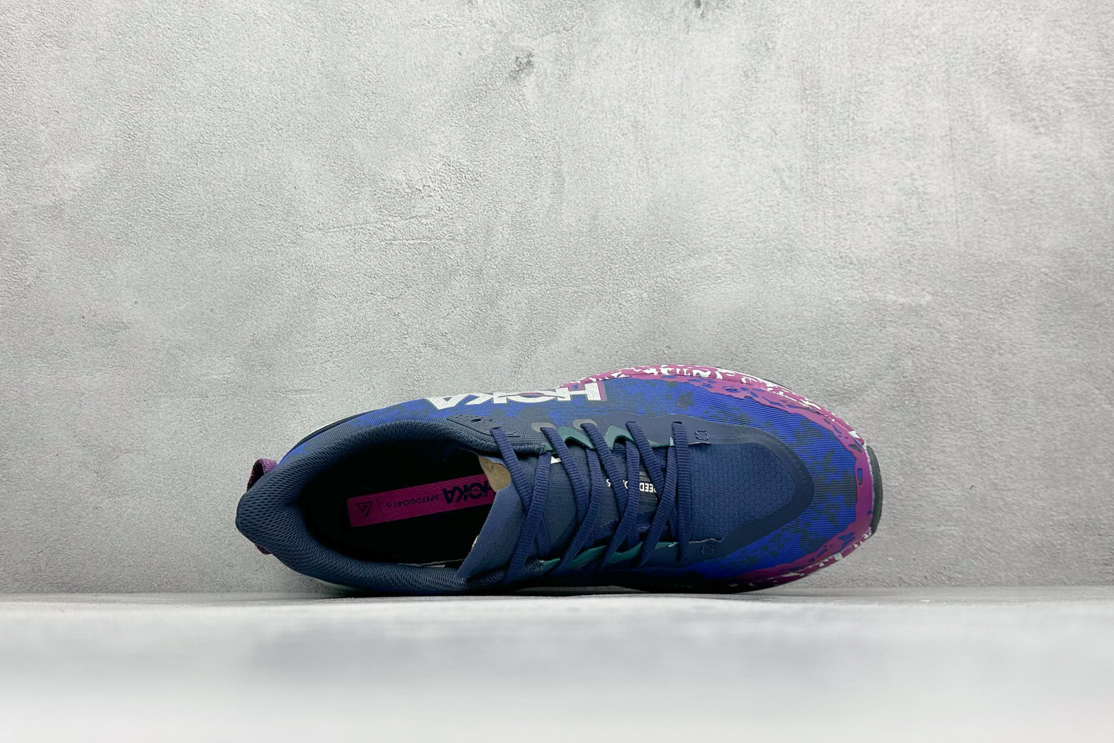 图片[3]-FS版HOKA ONE ONE M Speedgoat 6 低帮专业越野跑步鞋 相较于前几代Mafate包裹感更好跟Speedgoat(快速羚羊)系列比起来更加舒适鞋底防滑性能在下坡的石板台阶和原始路面都有很好的表现 HOKA血统属性厚底设计 在快速下坡时起到缓震保护作用减少重力给予脚踝、膝部、髋关节等处带来的冲击力 货号： 1147830/SMY-选品中心