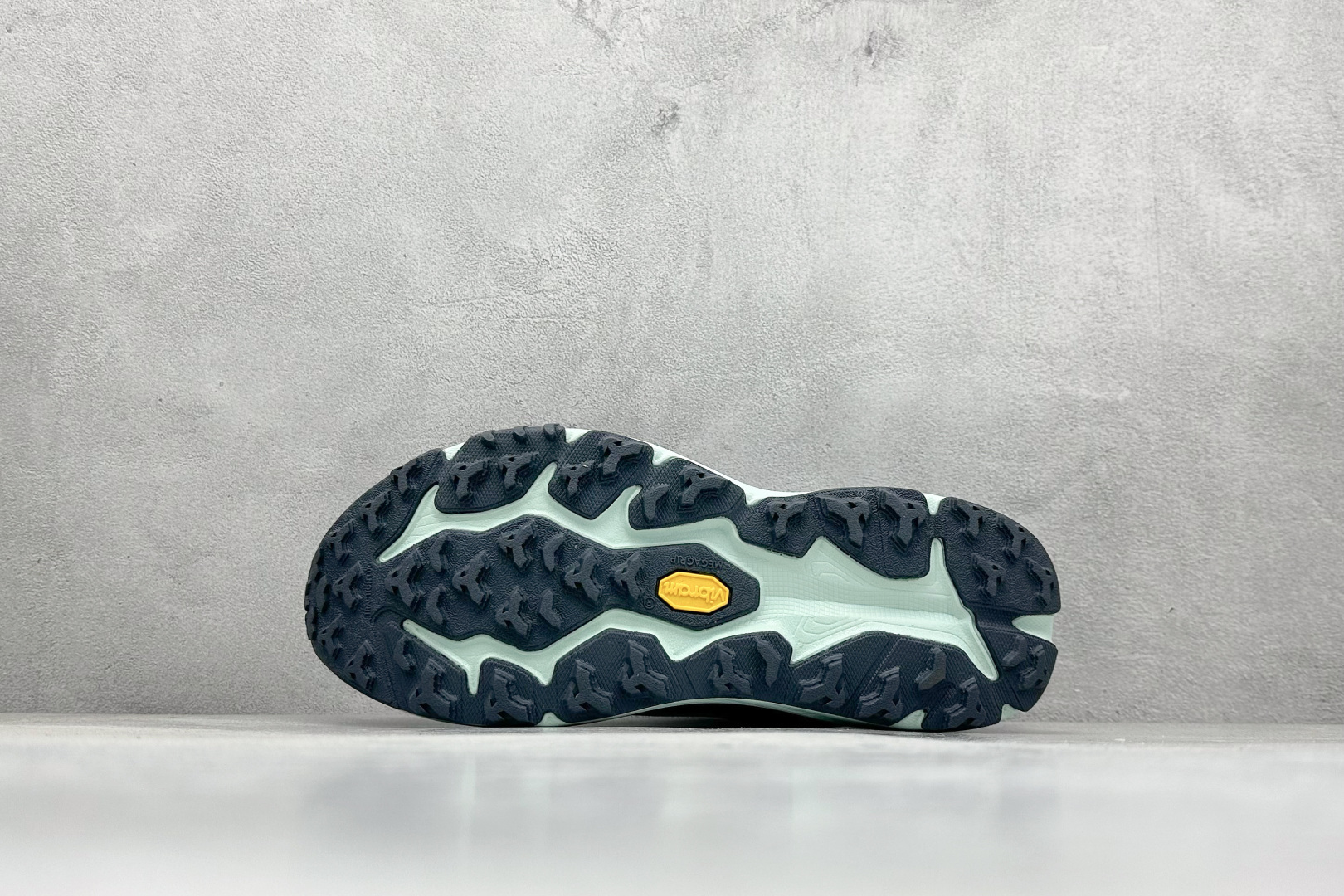 图片[4]-FS版HOKA ONE ONE M Speedgoat 6 低帮专业越野跑步鞋 相较于前几代Mafate包裹感更好跟Speedgoat(快速羚羊)系列比起来更加舒适鞋底防滑性能在下坡的石板台阶和原始路面都有很好的表现 HOKA血统属性厚底设计 在快速下坡时起到缓震保护作用减少重力给予脚踝、膝部、髋关节等处带来的冲击力 货号： 1147830/SMY-选品中心