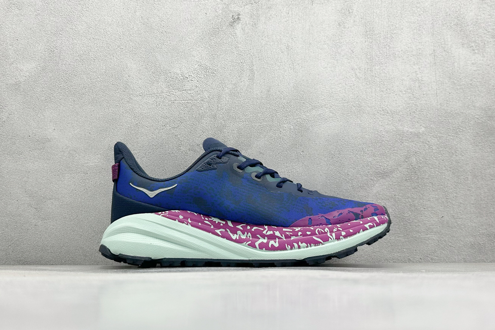 图片[2]-FS版HOKA ONE ONE M Speedgoat 6 低帮专业越野跑步鞋 相较于前几代Mafate包裹感更好跟Speedgoat(快速羚羊)系列比起来更加舒适鞋底防滑性能在下坡的石板台阶和原始路面都有很好的表现 HOKA血统属性厚底设计 在快速下坡时起到缓震保护作用减少重力给予脚踝、膝部、髋关节等处带来的冲击力 货号： 1147830/SMY-选品中心