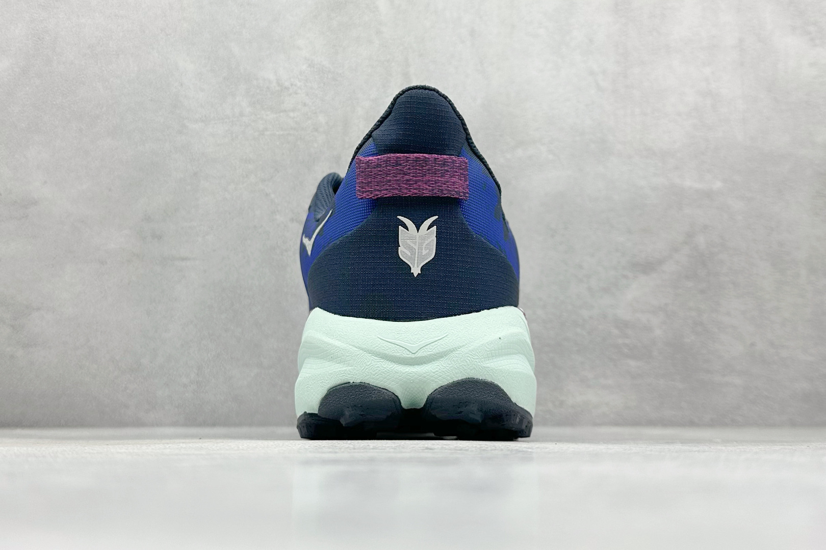 图片[6]-FS版HOKA ONE ONE M Speedgoat 6 低帮专业越野跑步鞋 相较于前几代Mafate包裹感更好跟Speedgoat(快速羚羊)系列比起来更加舒适鞋底防滑性能在下坡的石板台阶和原始路面都有很好的表现 HOKA血统属性厚底设计 在快速下坡时起到缓震保护作用减少重力给予脚踝、膝部、髋关节等处带来的冲击力 货号： 1147830/SMY-选品中心