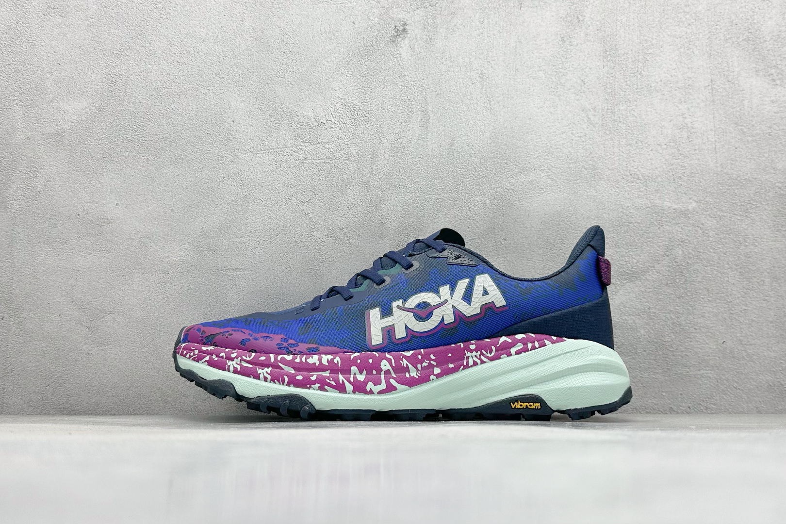 FS版HOKA ONE ONE M Speedgoat 6 低帮专业越野跑步鞋 相较于前几代Mafate包裹感更好跟Speedgoat(快速羚羊)系列比起来更加舒适鞋底防滑性能在下坡的石板台阶和原始路面都有很好的表现 HOKA血统属性厚底设计 在快速下坡时起到缓震保护作用减少重力给予脚踝、膝部、髋关节等处带来的冲击力 货号： 1147830/SMY-选品中心