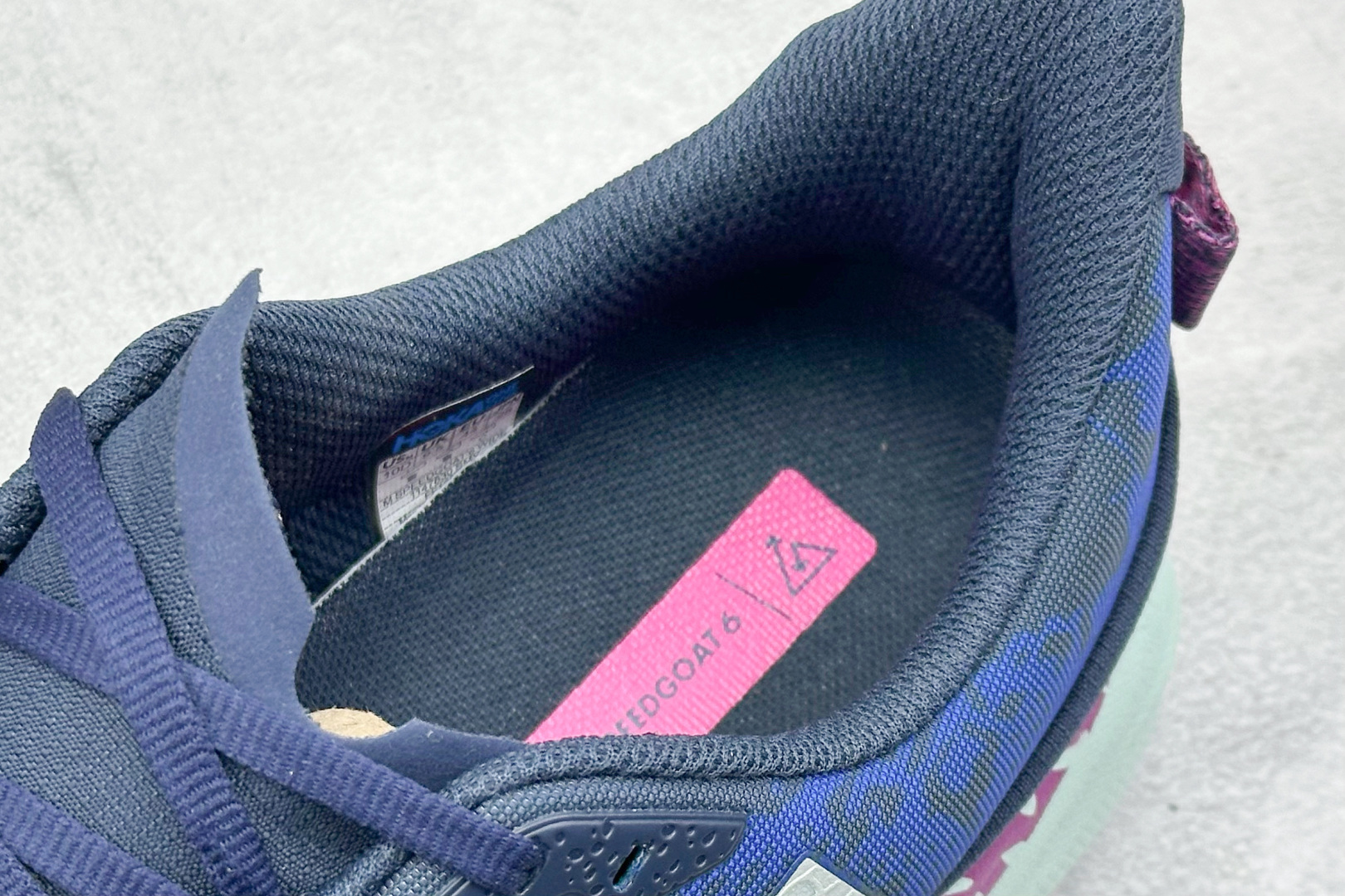 图片[8]-FS版HOKA ONE ONE M Speedgoat 6 低帮专业越野跑步鞋 相较于前几代Mafate包裹感更好跟Speedgoat(快速羚羊)系列比起来更加舒适鞋底防滑性能在下坡的石板台阶和原始路面都有很好的表现 HOKA血统属性厚底设计 在快速下坡时起到缓震保护作用减少重力给予脚踝、膝部、髋关节等处带来的冲击力 货号： 1147830/SMY-选品中心