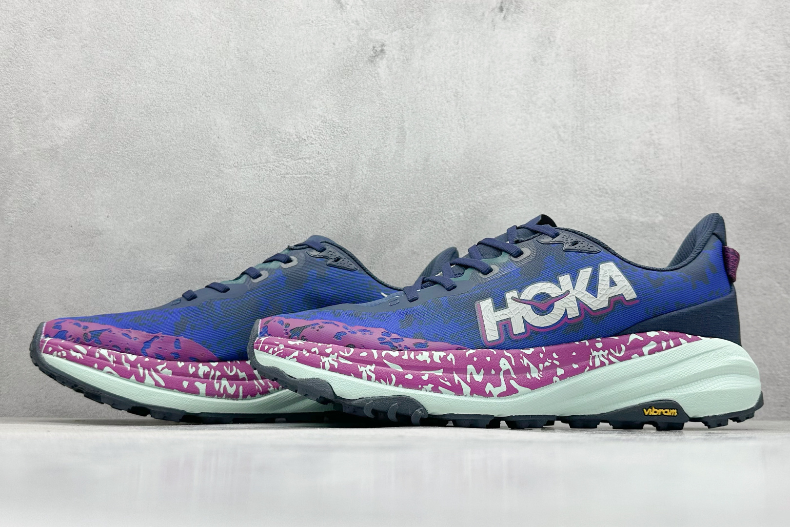 图片[5]-FS版HOKA ONE ONE M Speedgoat 6 低帮专业越野跑步鞋 相较于前几代Mafate包裹感更好跟Speedgoat(快速羚羊)系列比起来更加舒适鞋底防滑性能在下坡的石板台阶和原始路面都有很好的表现 HOKA血统属性厚底设计 在快速下坡时起到缓震保护作用减少重力给予脚踝、膝部、髋关节等处带来的冲击力 货号： 1147830/SMY-选品中心