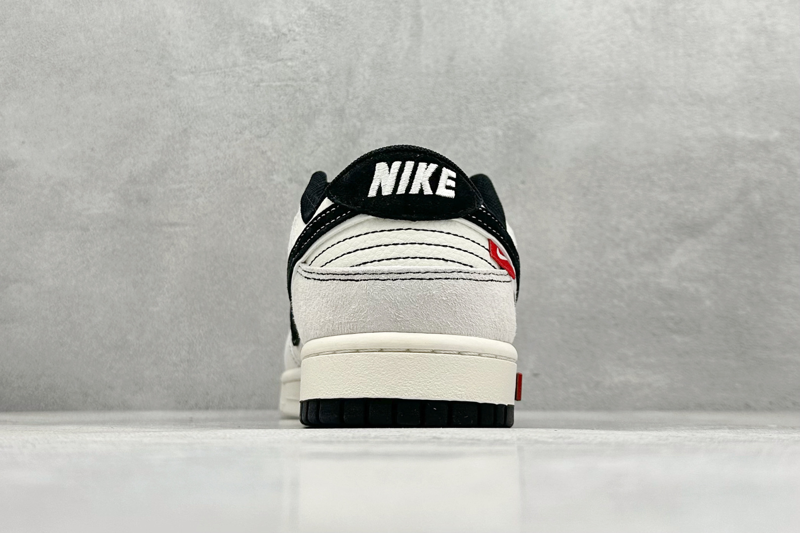 图片[6]-XC版Nike SB Dunk Low x BAPE 白黑双钩 纯原大厂出品 极力推荐 原装头层材料 独家版型蒸餾加工 帶來的是更好的视觉和脚感体验 大厂纯原品质出货 清洁度 电绣工艺 皮料切割干净无任何毛边 细节完美 货号：MM1089 017 尺码：36 36.5 37.5 38 38.5 39 40 40.5 41 42 42.5 43 44 44.5 45-选品中心