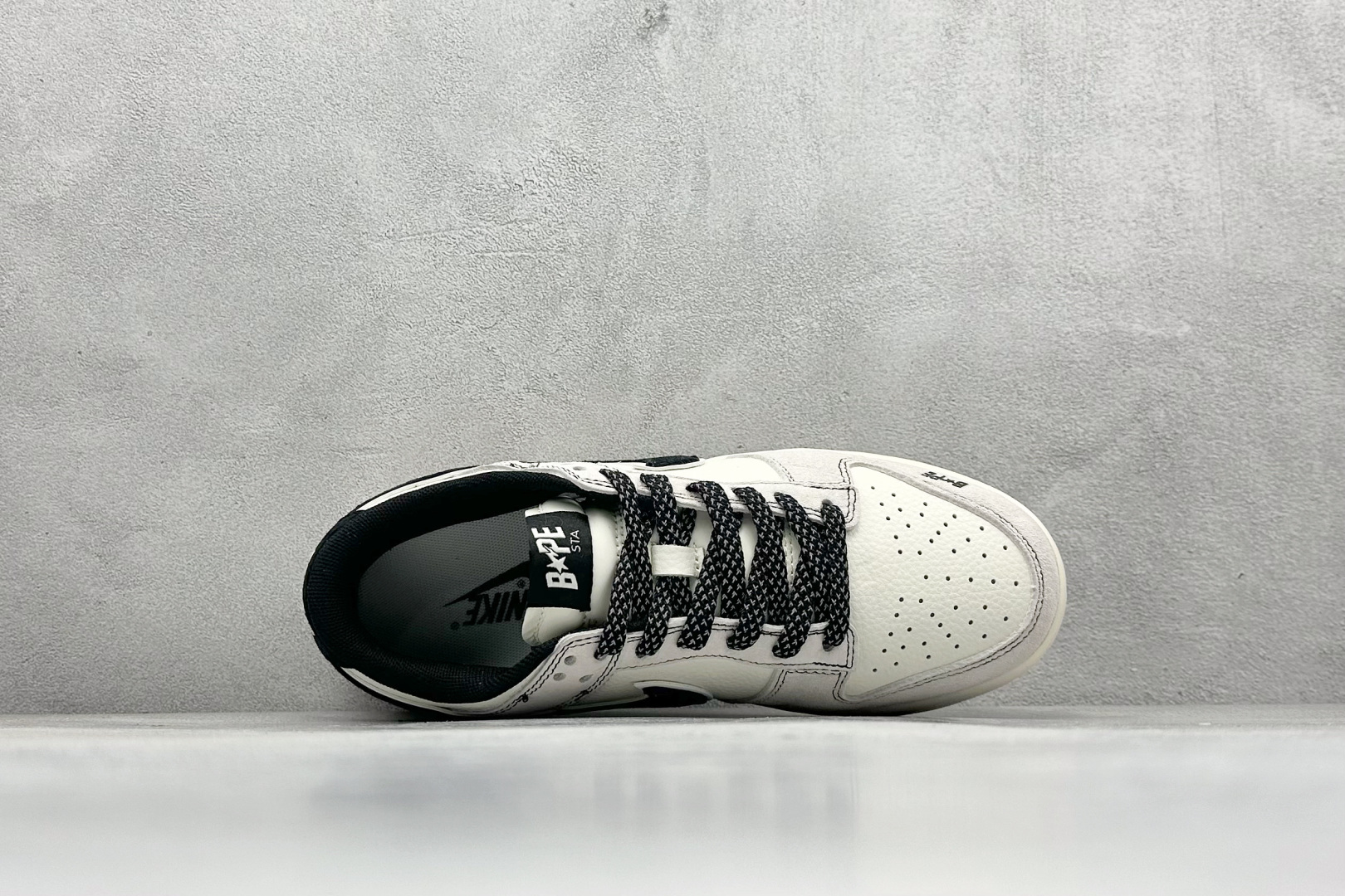 图片[3]-XC版Nike SB Dunk Low x BAPE 白黑双钩 纯原大厂出品 极力推荐 原装头层材料 独家版型蒸餾加工 帶來的是更好的视觉和脚感体验 大厂纯原品质出货 清洁度 电绣工艺 皮料切割干净无任何毛边 细节完美 货号：MM1089 017 尺码：36 36.5 37.5 38 38.5 39 40 40.5 41 42 42.5 43 44 44.5 45-选品中心