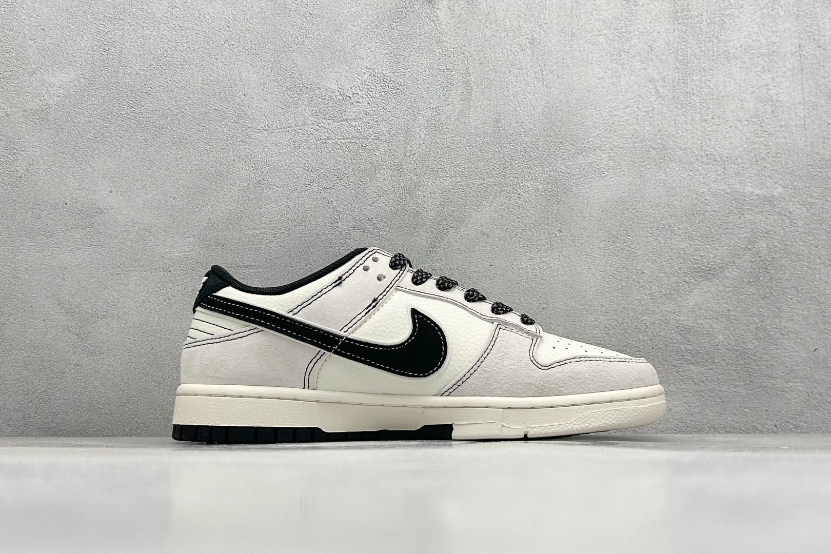 图片[2]-XC版Nike SB Dunk Low x BAPE 白黑双钩 纯原大厂出品 极力推荐 原装头层材料 独家版型蒸餾加工 帶來的是更好的视觉和脚感体验 大厂纯原品质出货 清洁度 电绣工艺 皮料切割干净无任何毛边 细节完美 货号：MM1089 017 尺码：36 36.5 37.5 38 38.5 39 40 40.5 41 42 42.5 43 44 44.5 45-选品中心