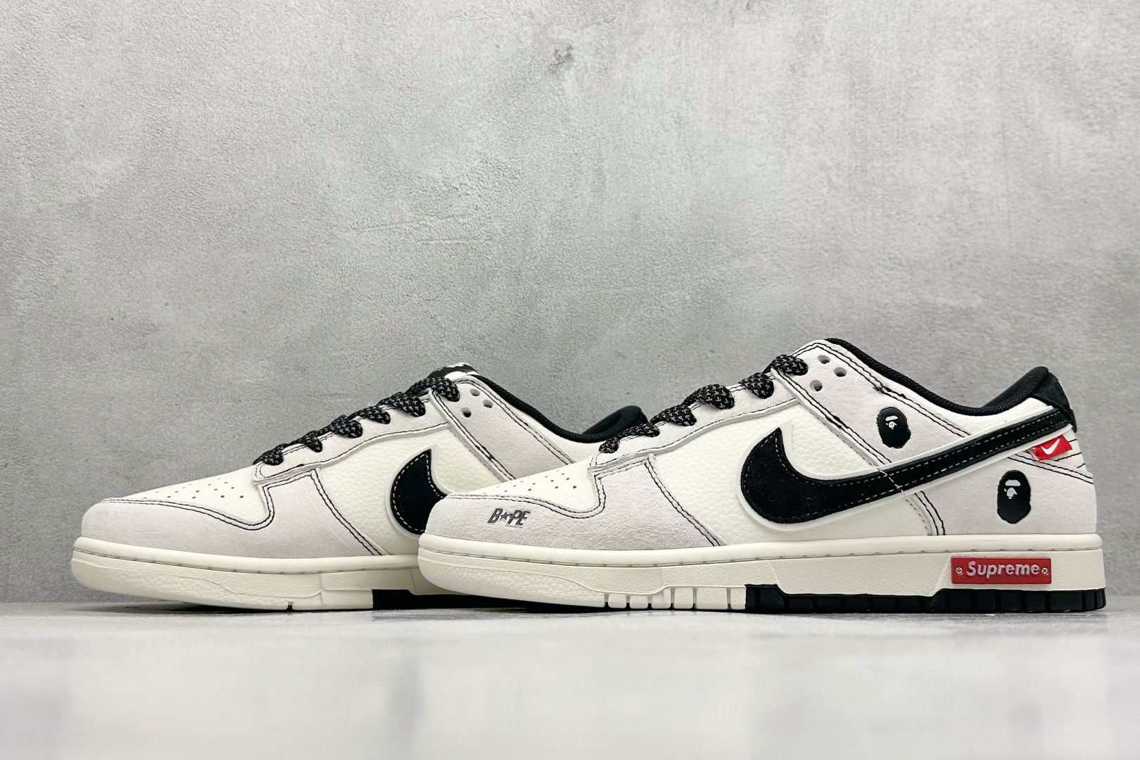 图片[5]-XC版Nike SB Dunk Low x BAPE 白黑双钩 纯原大厂出品 极力推荐 原装头层材料 独家版型蒸餾加工 帶來的是更好的视觉和脚感体验 大厂纯原品质出货 清洁度 电绣工艺 皮料切割干净无任何毛边 细节完美 货号：MM1089 017 尺码：36 36.5 37.5 38 38.5 39 40 40.5 41 42 42.5 43 44 44.5 45-选品中心