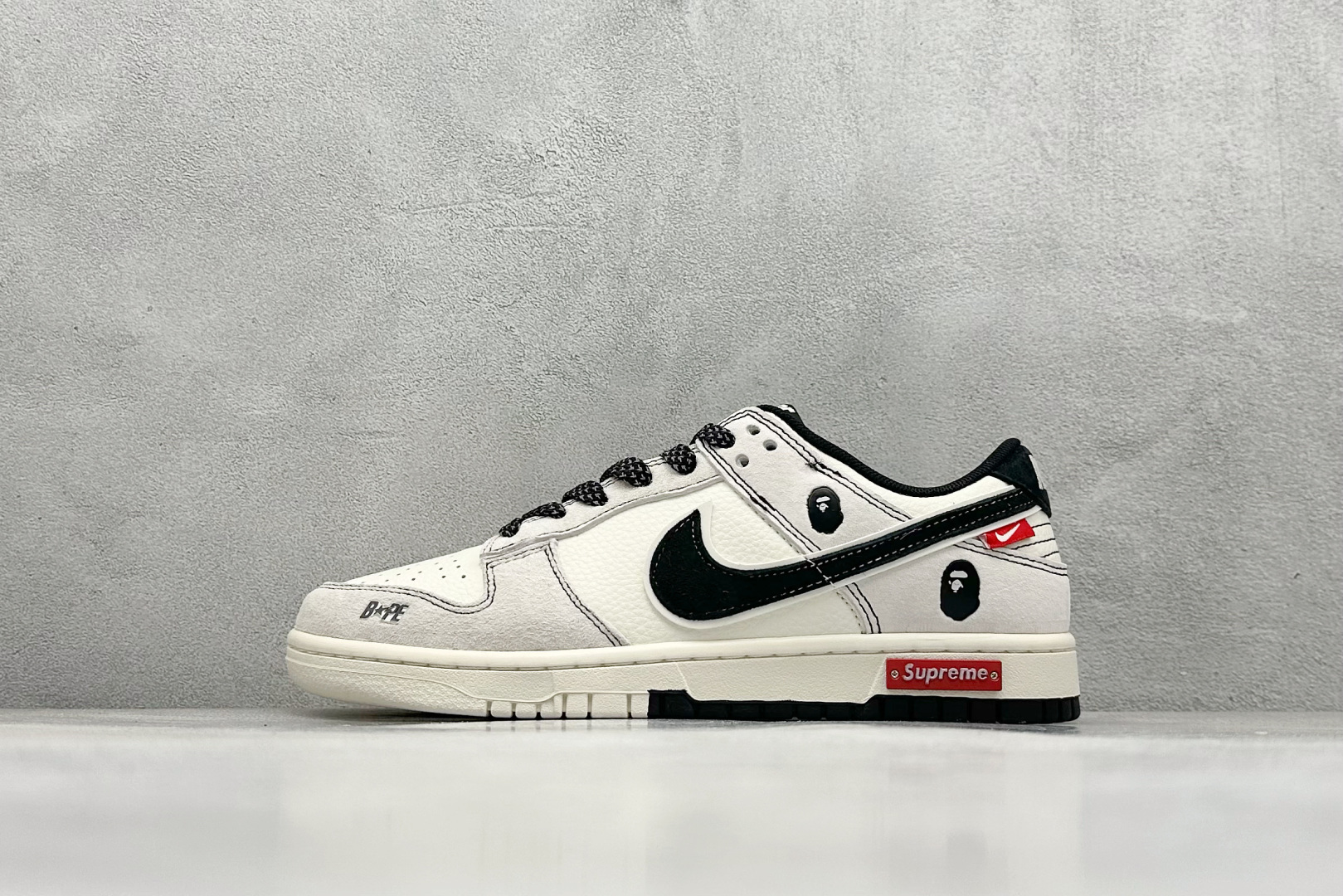 XC版Nike SB Dunk Low x BAPE 白黑双钩 纯原大厂出品 极力推荐 原装头层材料 独家版型蒸餾加工 帶來的是更好的视觉和脚感体验 大厂纯原品质出货 清洁度 电绣工艺 皮料切割干净无任何毛边 细节完美 货号：MM1089 017 尺码：36 36.5 37.5 38 38.5 39 40 40.5 41 42 42.5 43 44 44.5 45-选品中心