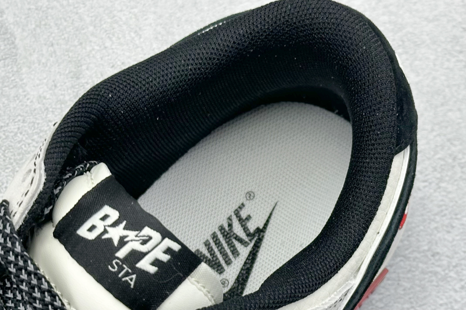 图片[8]-XC版Nike SB Dunk Low x BAPE 白黑双钩 纯原大厂出品 极力推荐 原装头层材料 独家版型蒸餾加工 帶來的是更好的视觉和脚感体验 大厂纯原品质出货 清洁度 电绣工艺 皮料切割干净无任何毛边 细节完美 货号：MM1089 017 尺码：36 36.5 37.5 38 38.5 39 40 40.5 41 42 42.5 43 44 44.5 45-选品中心