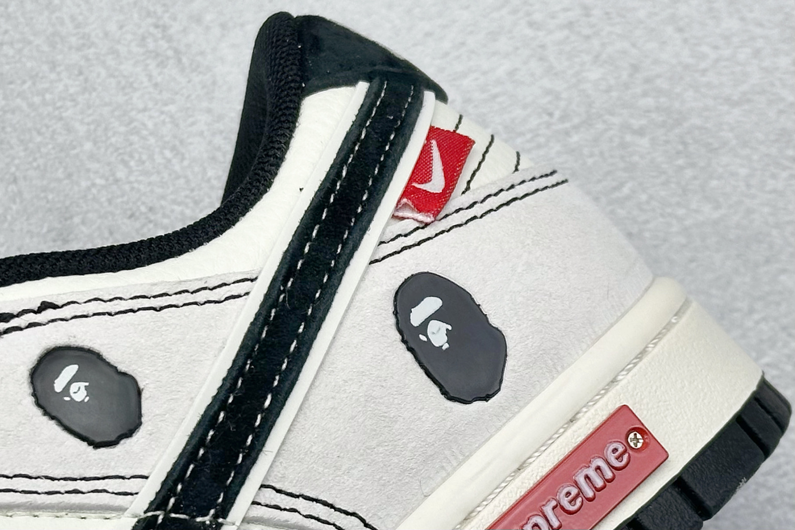 图片[9]-XC版Nike SB Dunk Low x BAPE 白黑双钩 纯原大厂出品 极力推荐 原装头层材料 独家版型蒸餾加工 帶來的是更好的视觉和脚感体验 大厂纯原品质出货 清洁度 电绣工艺 皮料切割干净无任何毛边 细节完美 货号：MM1089 017 尺码：36 36.5 37.5 38 38.5 39 40 40.5 41 42 42.5 43 44 44.5 45-选品中心