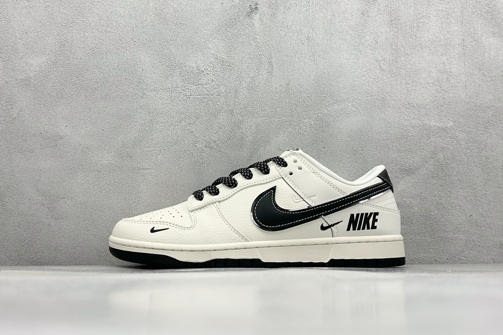 XC版Nike SB Dunk Low 白黑三小钩 纯原大厂出品 极力推荐 原装头层材料 独家版型蒸餾加工 帶來的是更好的视觉和脚感体验 大厂纯原品质出货 清洁度 电绣工艺 皮料切割干净无任何毛边 细节完美 货号：SJ1089 002 尺码：36 36.5 37.5 38 38.5 39 40 40.5 41 42 42.5 43 44 44.5 45-选品中心