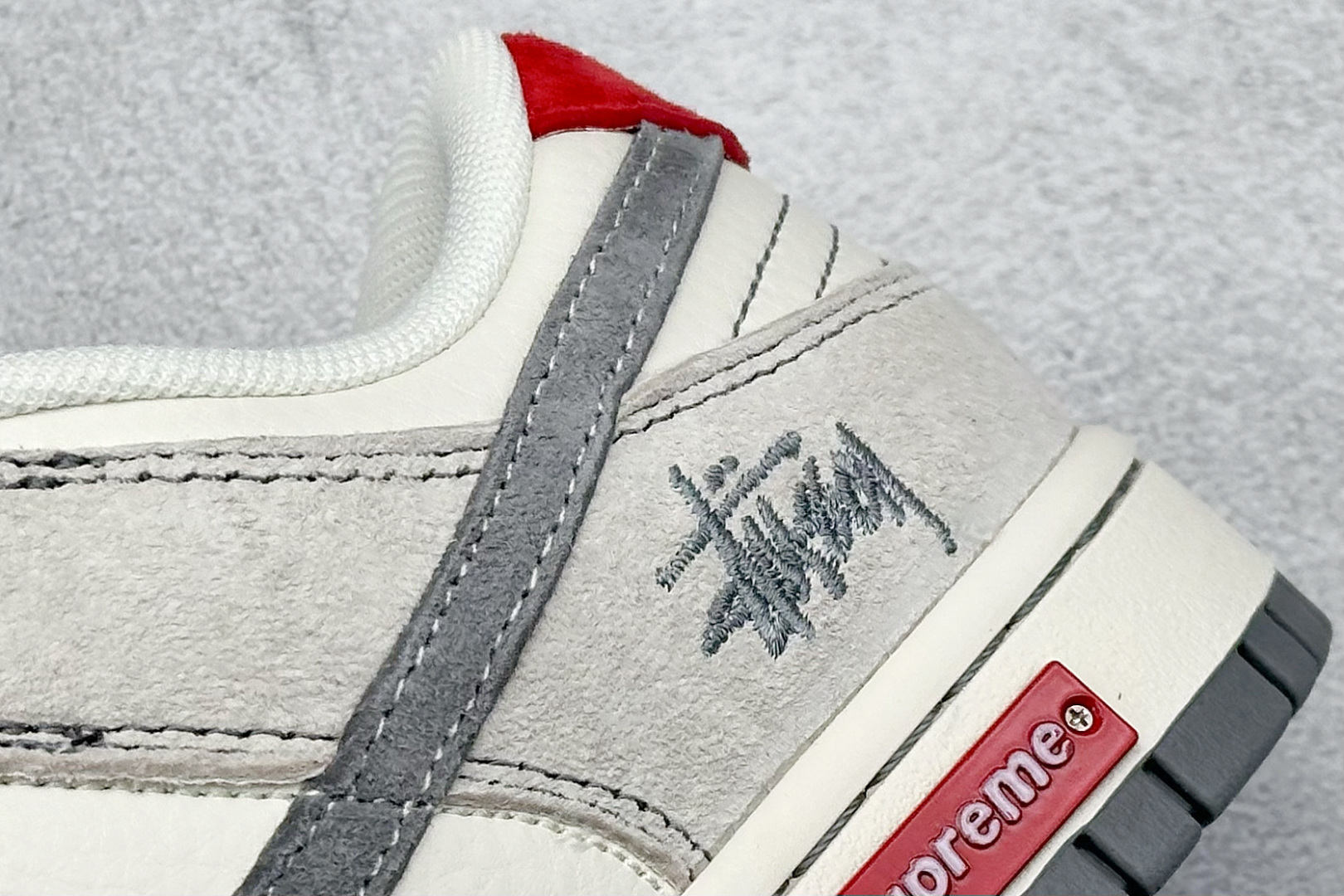 图片[9]-XC版Nike SB Dunk Low x Supreme x Stussy 米灰红双小钩 纯原大厂出品 极力推荐 原装头层材料 独家版型蒸餾加工 帶來的是更好的视觉和脚感体验 大厂纯原品质出货 清洁度 电绣工艺 皮料切割干净无任何毛边 细节完美 货号：MM1089 033 尺码：36 36.5 37.5 38 38.5 39 40 40.5 41 42 42.5 43 44 44.5 45-选品中心