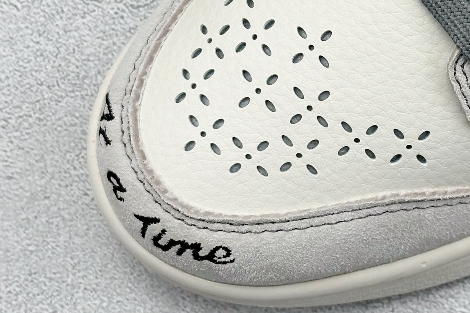 图片[7]-XC版Nike SB Dunk Low x Supreme x Stussy 米灰红双小钩 纯原大厂出品 极力推荐 原装头层材料 独家版型蒸餾加工 帶來的是更好的视觉和脚感体验 大厂纯原品质出货 清洁度 电绣工艺 皮料切割干净无任何毛边 细节完美 货号：MM1089 033 尺码：36 36.5 37.5 38 38.5 39 40 40.5 41 42 42.5 43 44 44.5 45-选品中心