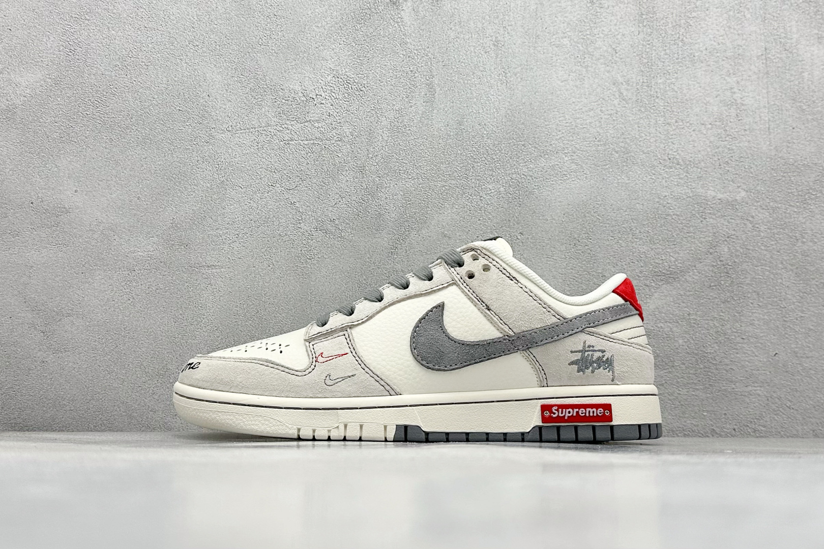 XC版Nike SB Dunk Low x Supreme x Stussy 米灰红双小钩 纯原大厂出品 极力推荐 原装头层材料 独家版型蒸餾加工 帶來的是更好的视觉和脚感体验 大厂纯原品质出货 清洁度 电绣工艺 皮料切割干净无任何毛边 细节完美 货号：MM1089 033 尺码：36 36.5 37.5 38 38.5 39 40 40.5 41 42 42.5 43 44 44.5 45-选品中心