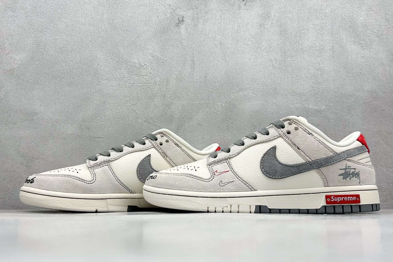 图片[5]-XC版Nike SB Dunk Low x Supreme x Stussy 米灰红双小钩 纯原大厂出品 极力推荐 原装头层材料 独家版型蒸餾加工 帶來的是更好的视觉和脚感体验 大厂纯原品质出货 清洁度 电绣工艺 皮料切割干净无任何毛边 细节完美 货号：MM1089 033 尺码：36 36.5 37.5 38 38.5 39 40 40.5 41 42 42.5 43 44 44.5 45-选品中心