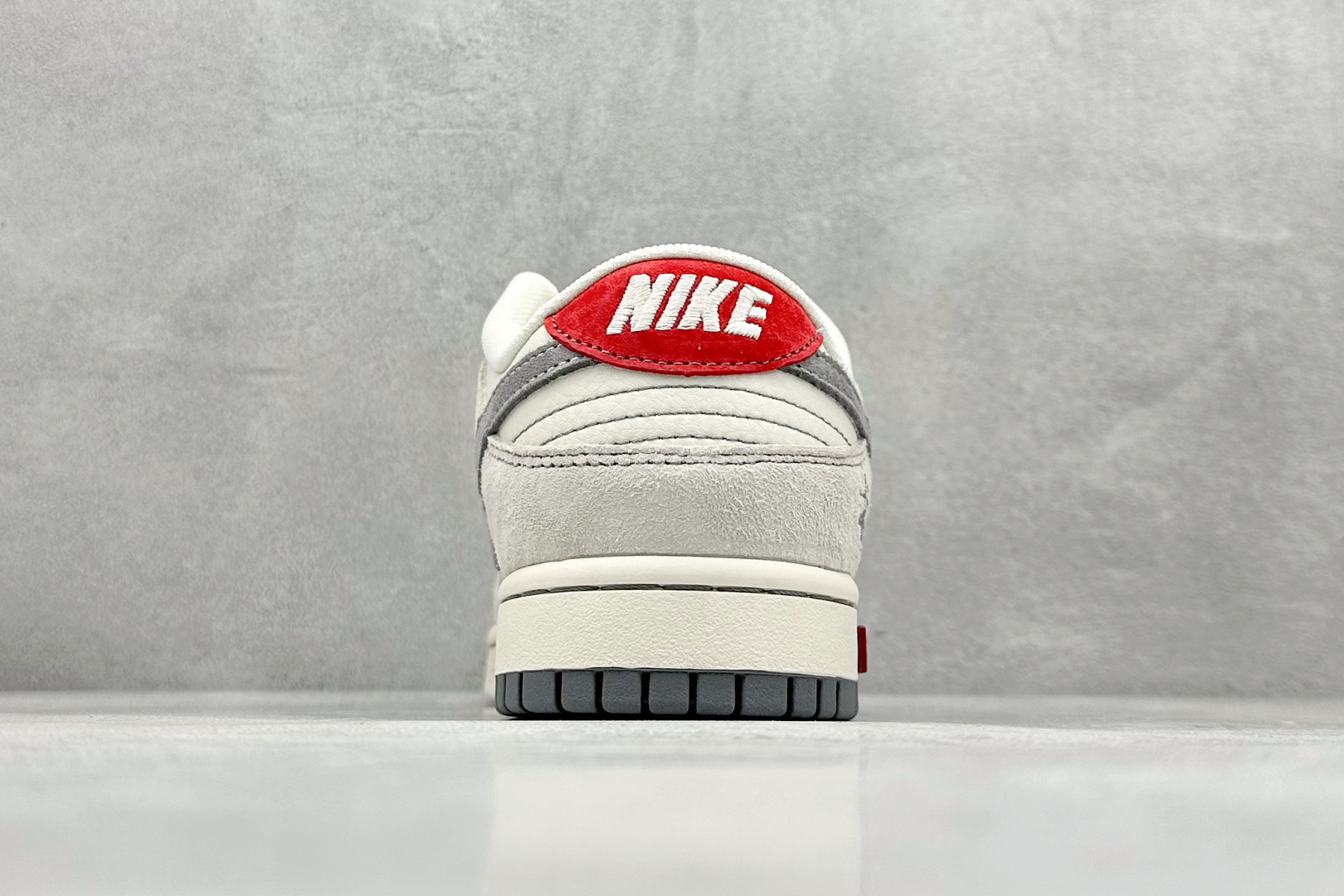 图片[6]-XC版Nike SB Dunk Low x Supreme x Stussy 米灰红双小钩 纯原大厂出品 极力推荐 原装头层材料 独家版型蒸餾加工 帶來的是更好的视觉和脚感体验 大厂纯原品质出货 清洁度 电绣工艺 皮料切割干净无任何毛边 细节完美 货号：MM1089 033 尺码：36 36.5 37.5 38 38.5 39 40 40.5 41 42 42.5 43 44 44.5 45-选品中心