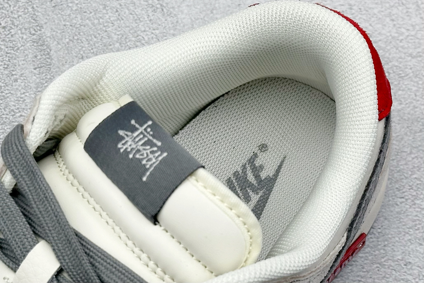 图片[8]-XC版Nike SB Dunk Low x Supreme x Stussy 米灰红双小钩 纯原大厂出品 极力推荐 原装头层材料 独家版型蒸餾加工 帶來的是更好的视觉和脚感体验 大厂纯原品质出货 清洁度 电绣工艺 皮料切割干净无任何毛边 细节完美 货号：MM1089 033 尺码：36 36.5 37.5 38 38.5 39 40 40.5 41 42 42.5 43 44 44.5 45-选品中心